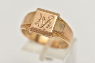 A GENTS 9CT GOLD SIGNET RING, engraved square signet with Greek key pattern, foliate pattern to