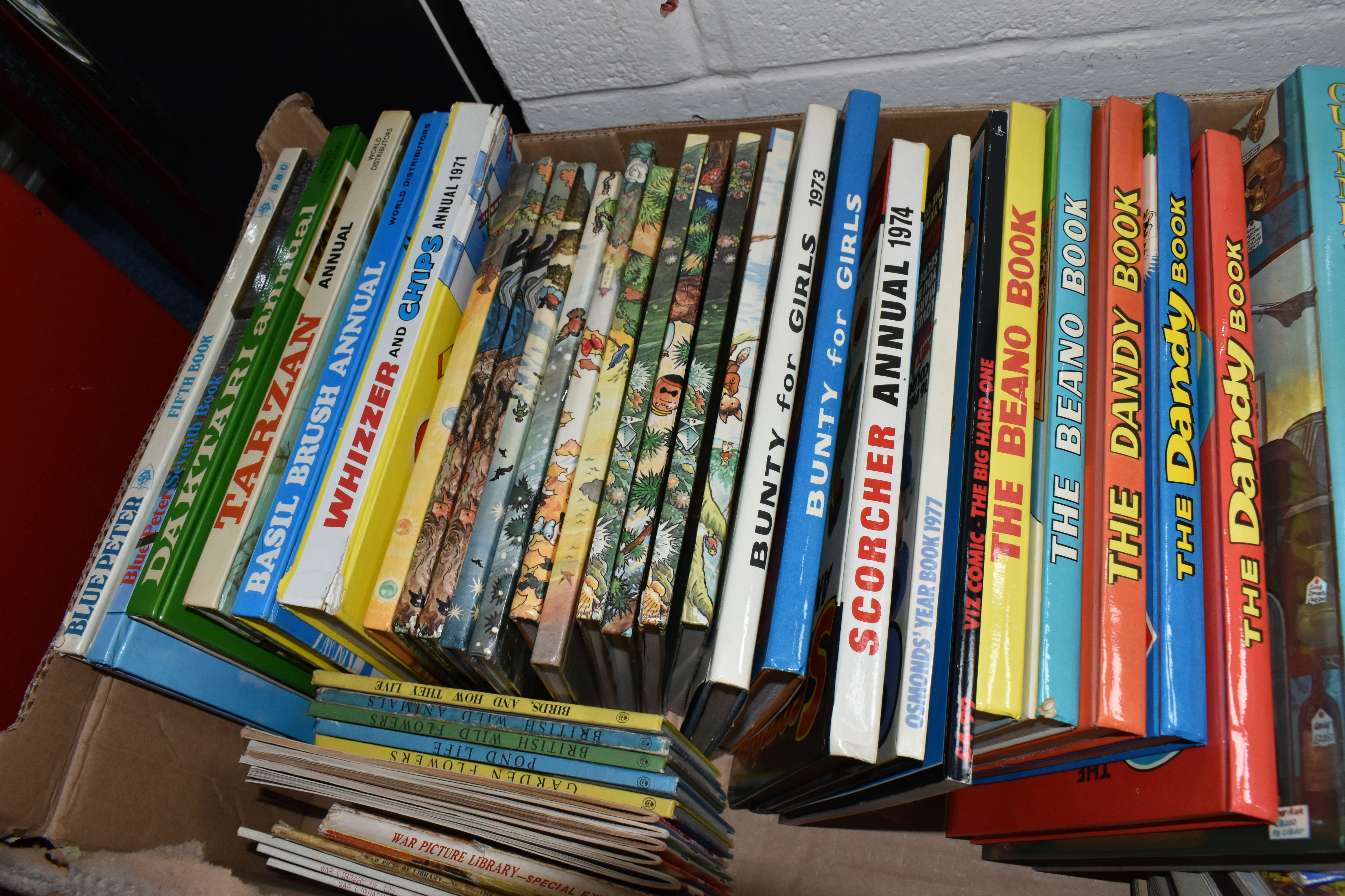 A QUANTITY OF ASSORTED ANNUALS, COMICS, STAMPS AND CIGARETTE CARDS ETC., to include a quantity of - Image 10 of 10