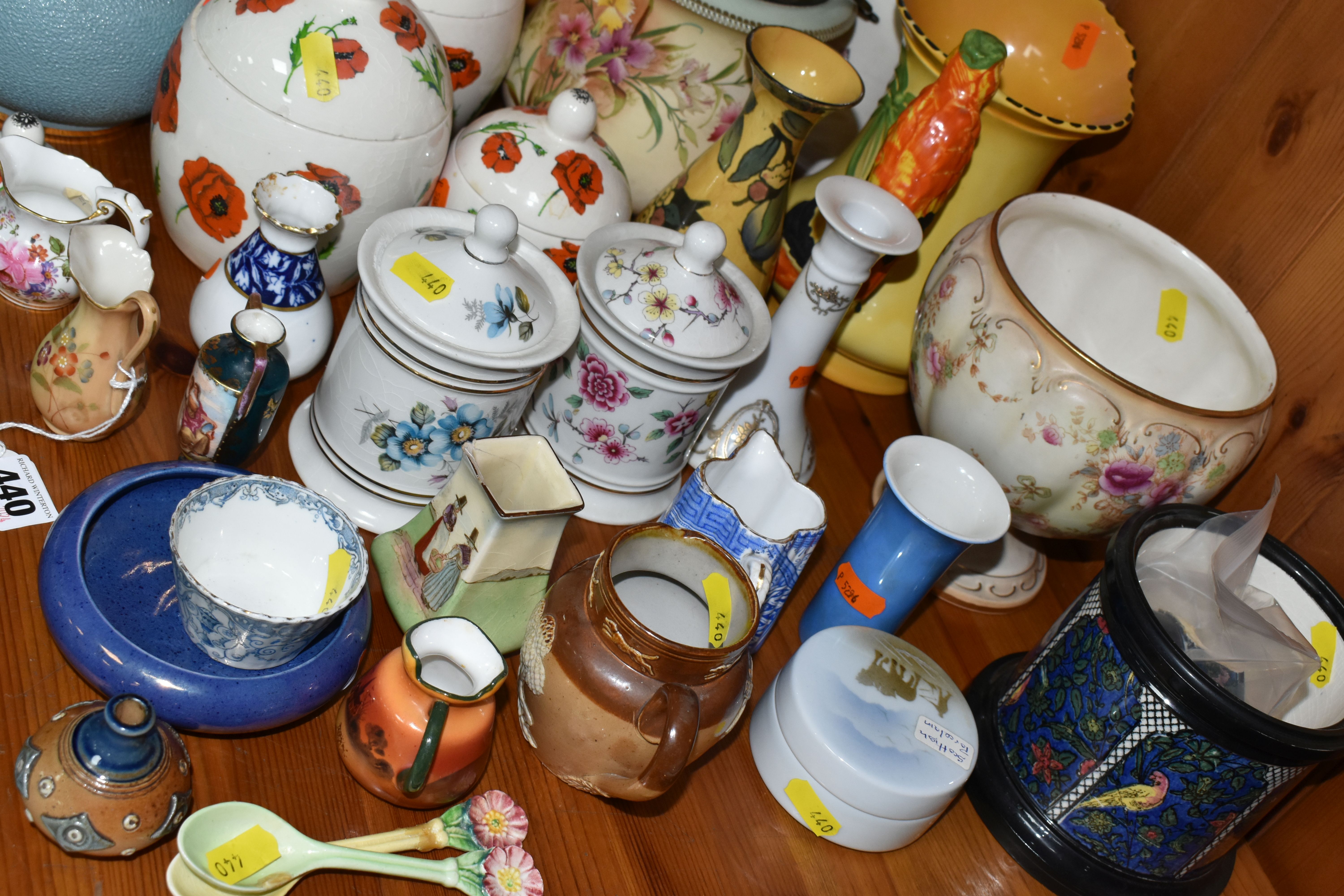 A GROUP OF NAMED CERAMICS, to include a Carlton ware tobacco jar, three Goebel 'Poppy' pattern - Bild 4 aus 7