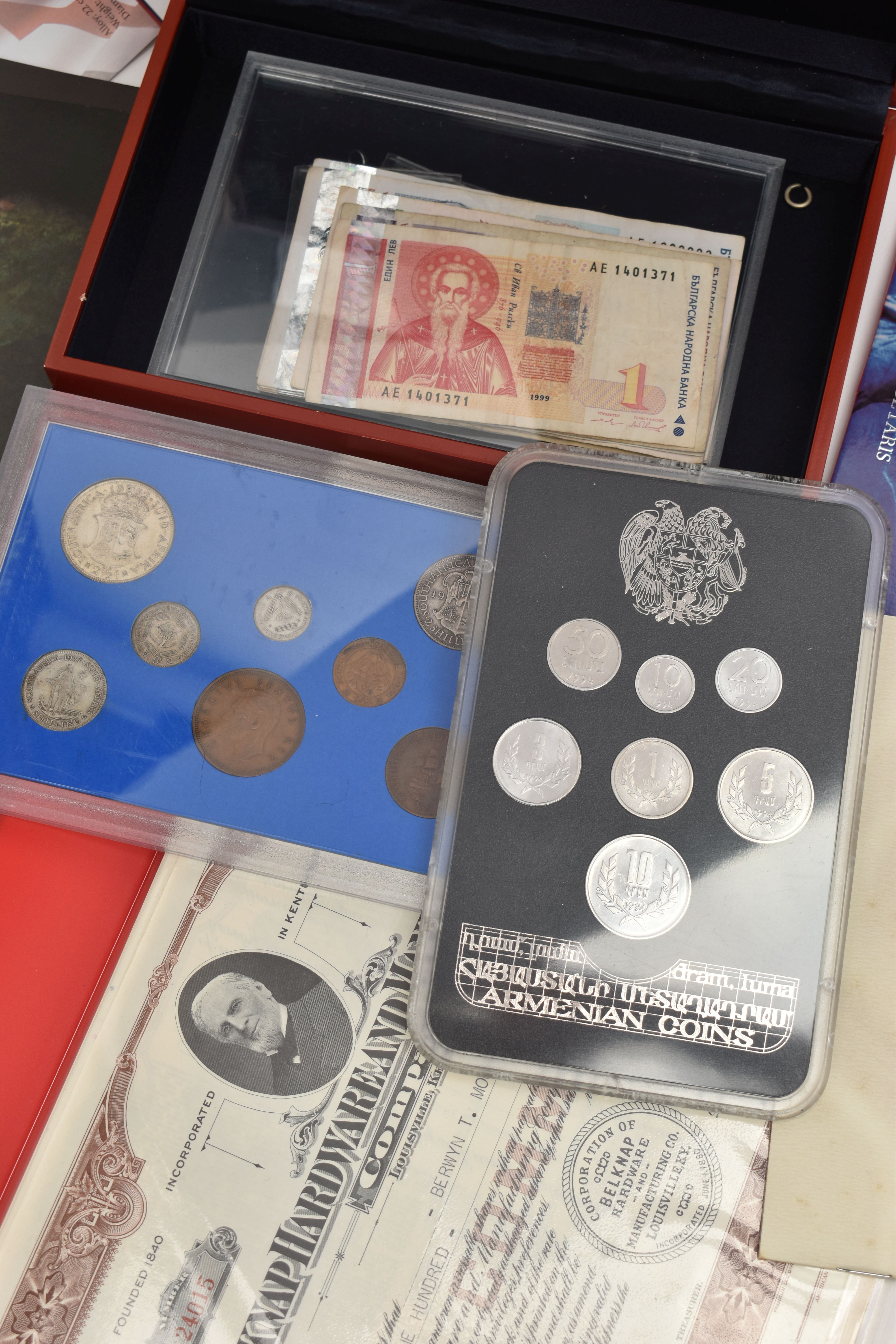 A PLASIC STORAGE BOX OF WORLD COINAGE, to include a volume by The Franklin Mint, Great Historic - Bild 16 aus 29