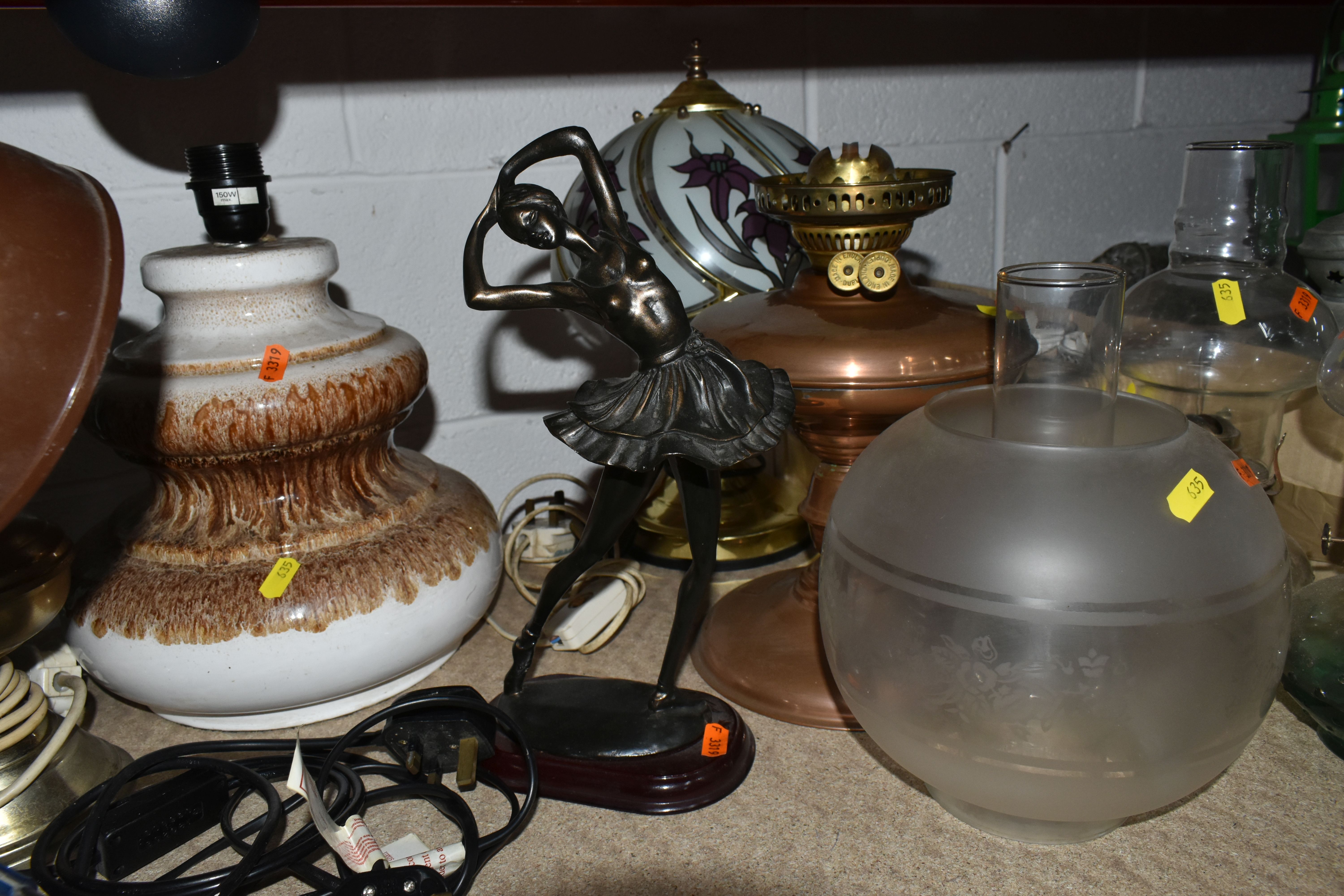 ONE BOX AND LOOSE LAMPS AND GLASS SHADES, to include a copper oil lamp, two glass reservoir oil - Image 9 of 12