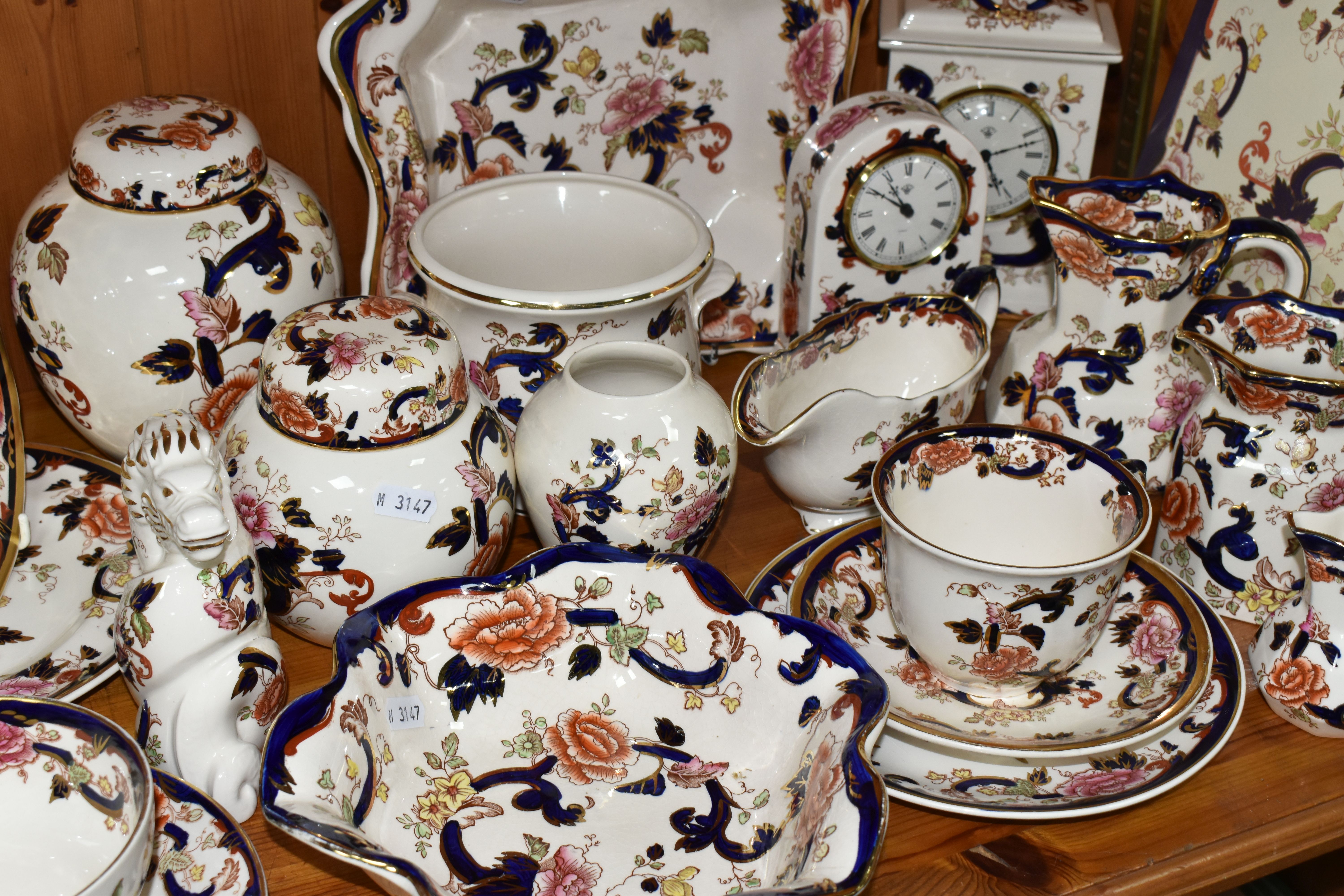 A LARGE QUANTITY OF MASON'S MANDALAY PATTERN TABLEWARE, comprising a fruit bowl (cracked and - Image 4 of 7