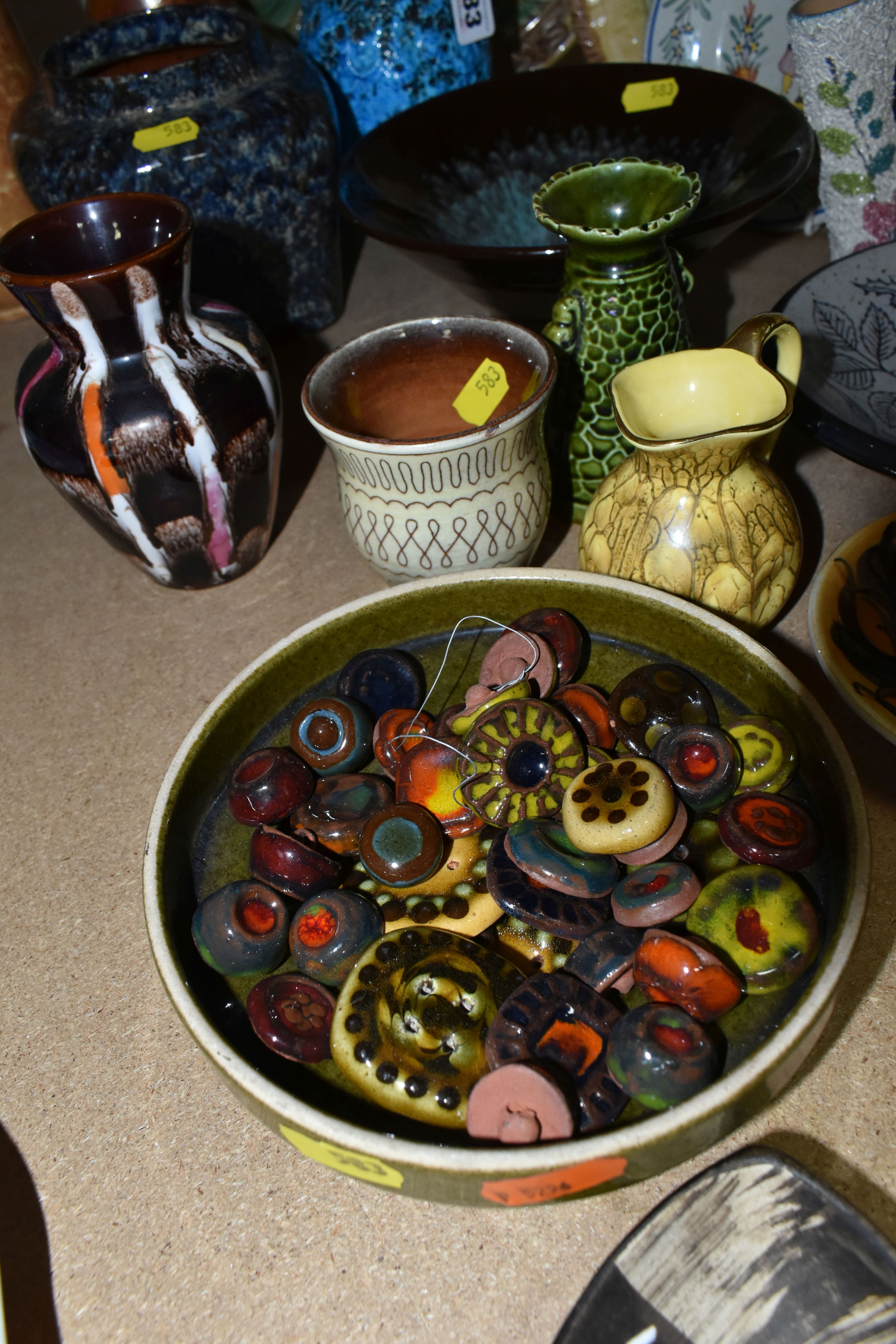 A GROUP OF LATE 19TH CENTURY CERAMICS AND STUDIO POTTERY, ETC, including glazed terracotta - Bild 3 aus 5