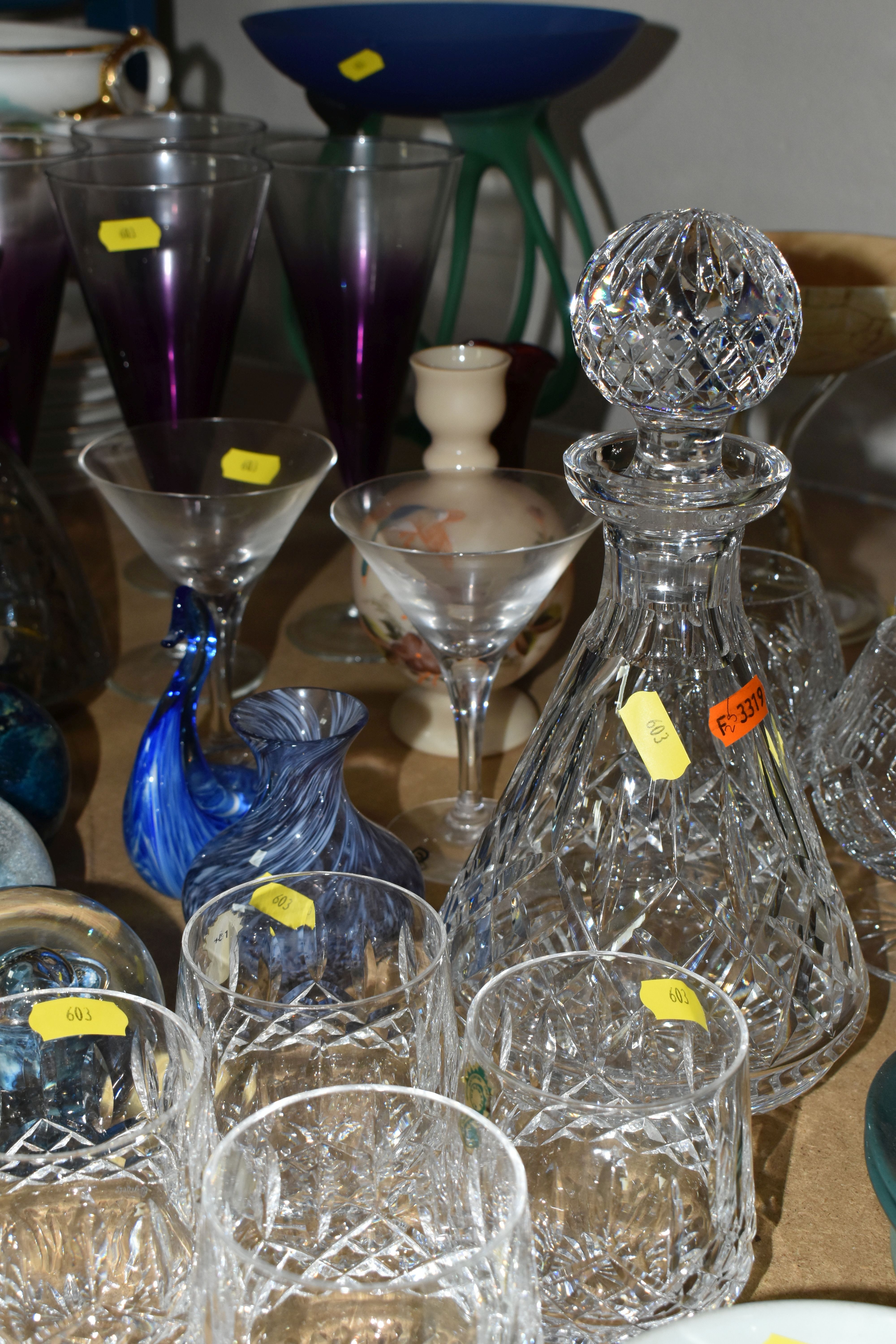 A QUANTITY OF DECORATIVE AND CUT GLASS ETC, to include four Waterford whiskey tumblers with labels - Bild 8 aus 11
