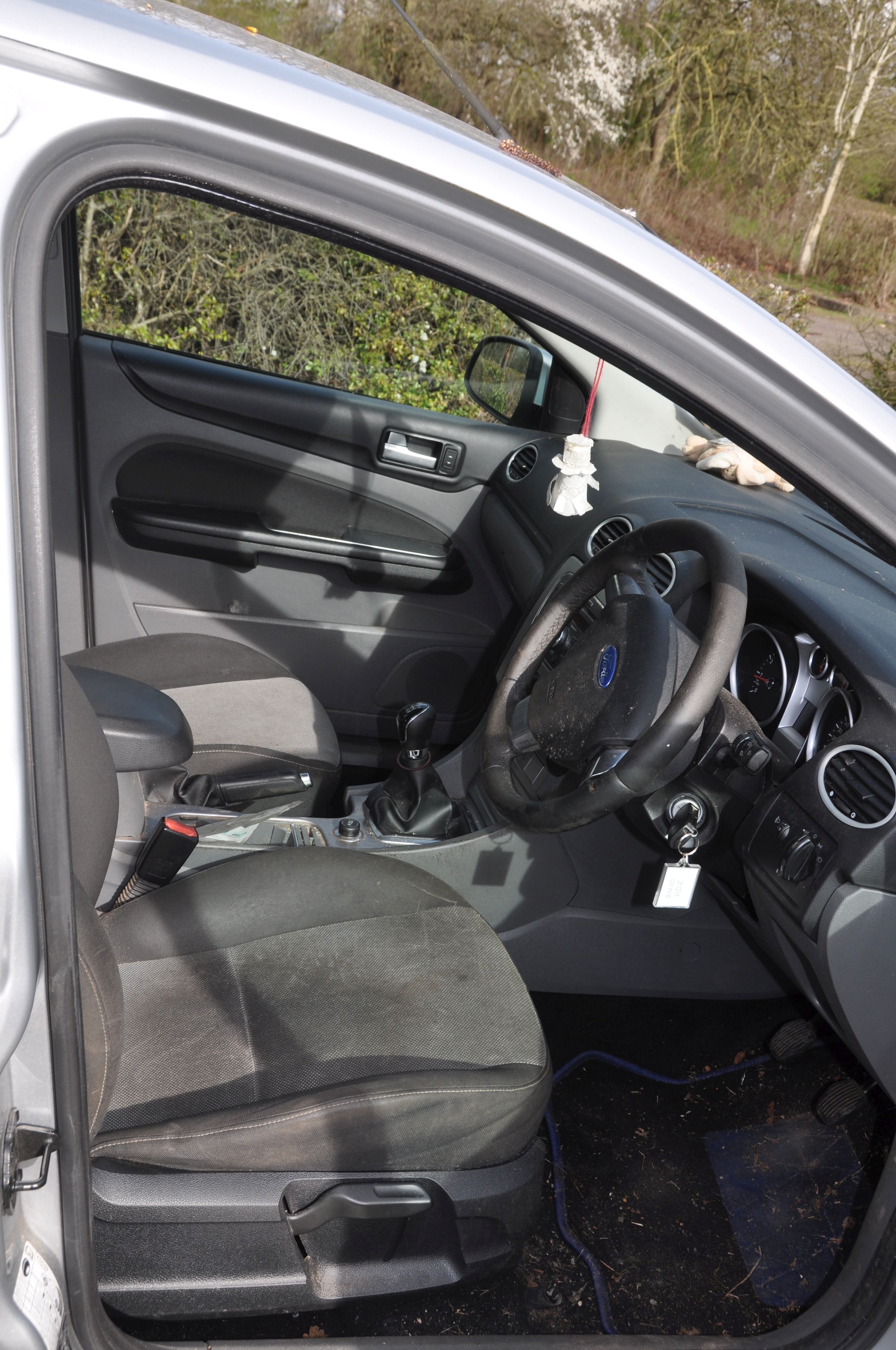 A 2010 FORD FOCUS ZETEC 100 5 door HATCHBACK in silver, first registered 23/07/2010 under number - Image 6 of 14