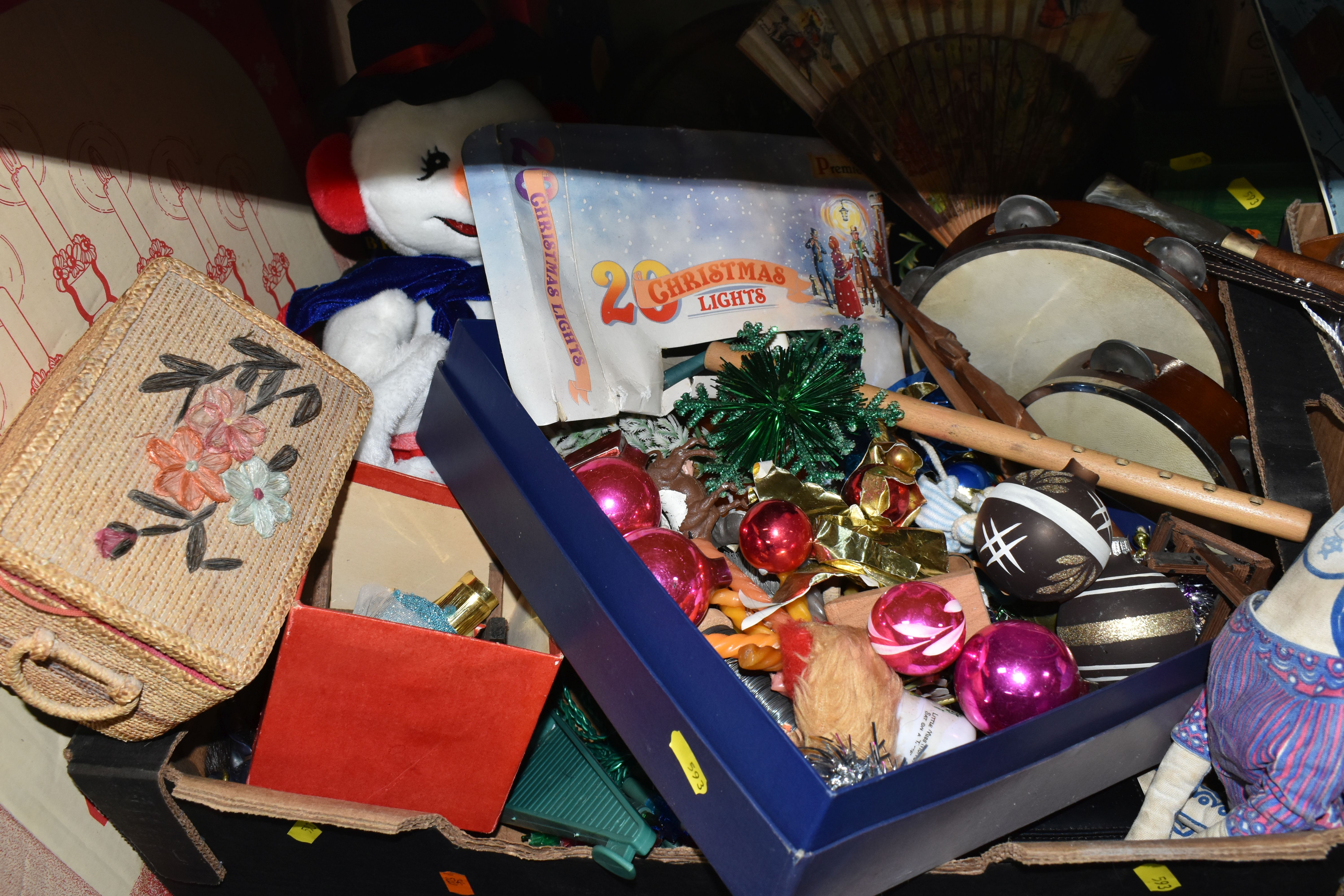 FIVE BOXES OF CHRISTMAS DECORATIONS AND MISCELLANEOUS SUNDRIES, to include vintage Christmas baubles - Image 4 of 8