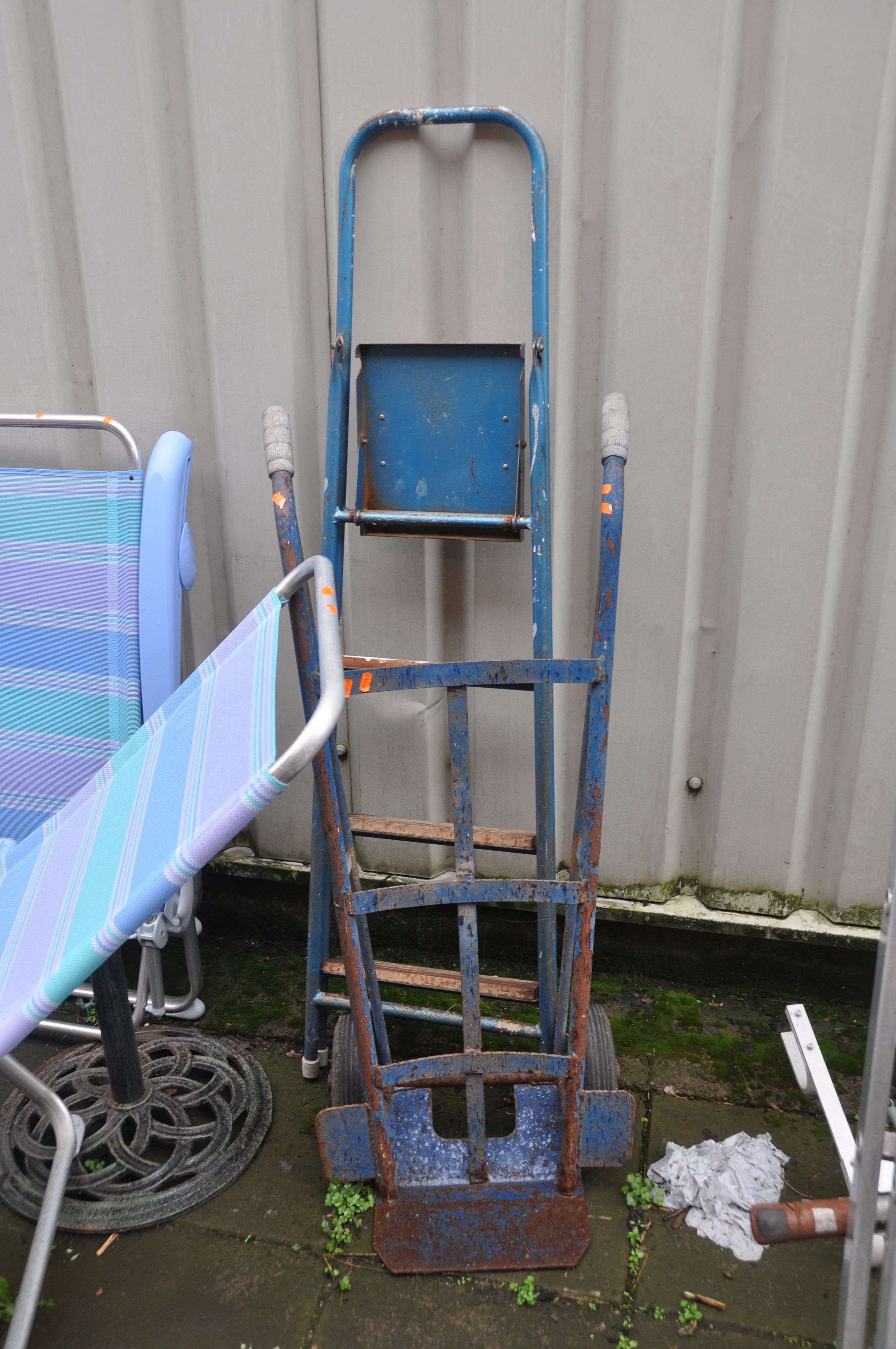 GARDEN FURNITURE AND TOOLS including a pair of folding loungers, a pair of matching directors chairs - Image 2 of 4