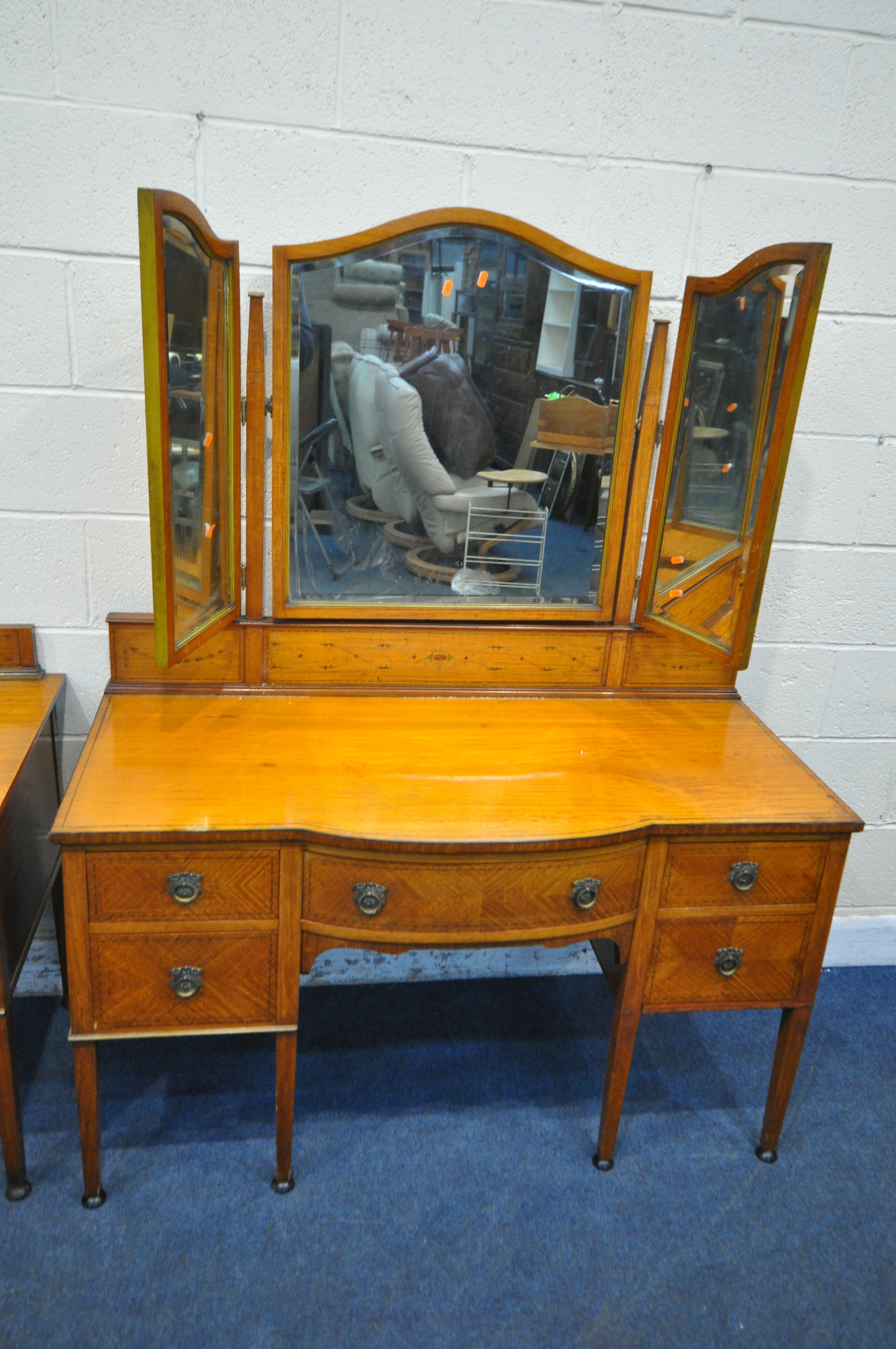 A LATE 19TH CENTURY SHERATON STYLE SATINWOOD AND MARQUETRY INLAID DRESSING TABLE, with triple - Bild 2 aus 6