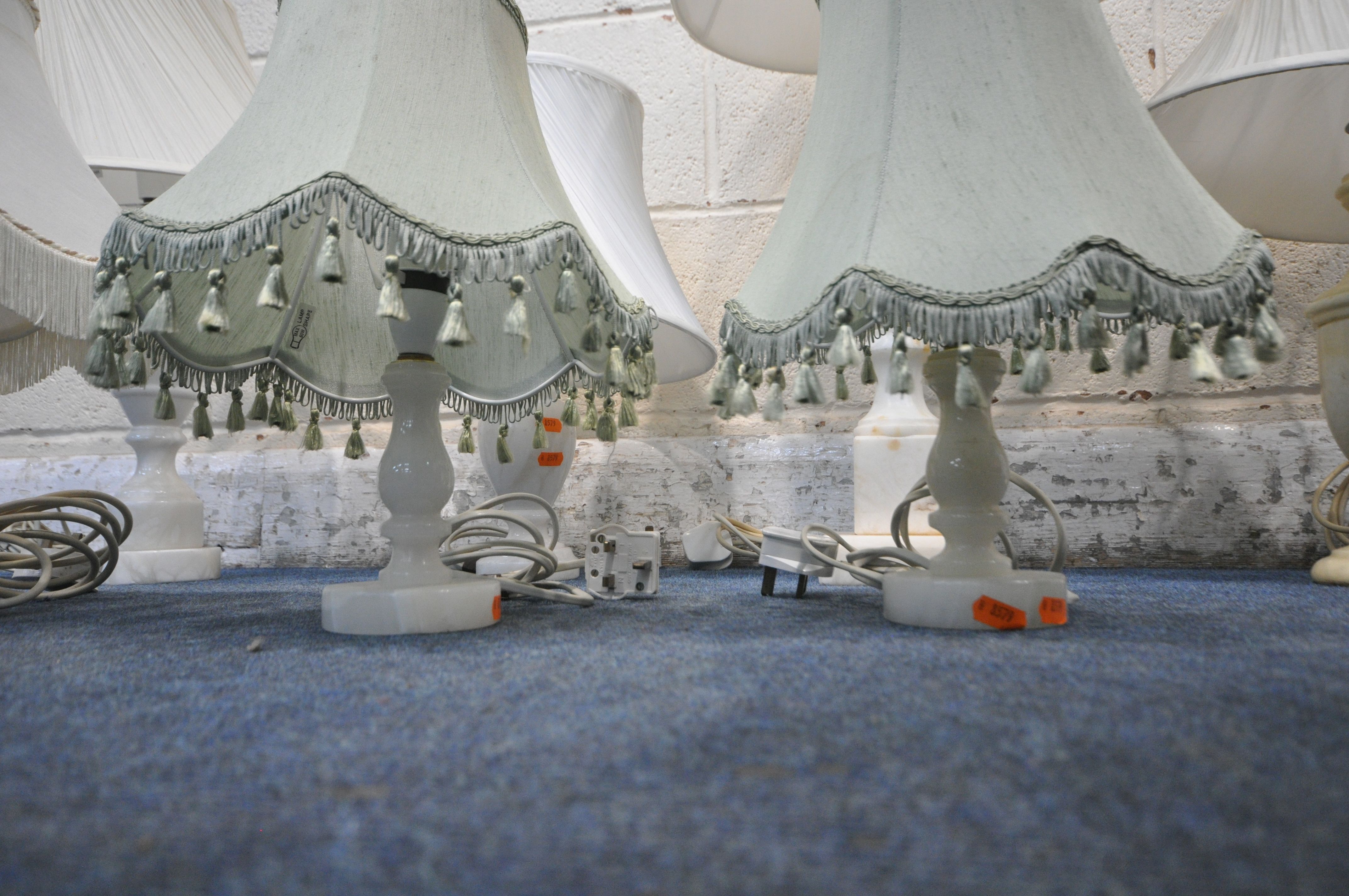 A VARIETY OF TABLE LAMPS, to include a large alabaster table lamp, six other marble/alabaster - Image 4 of 5