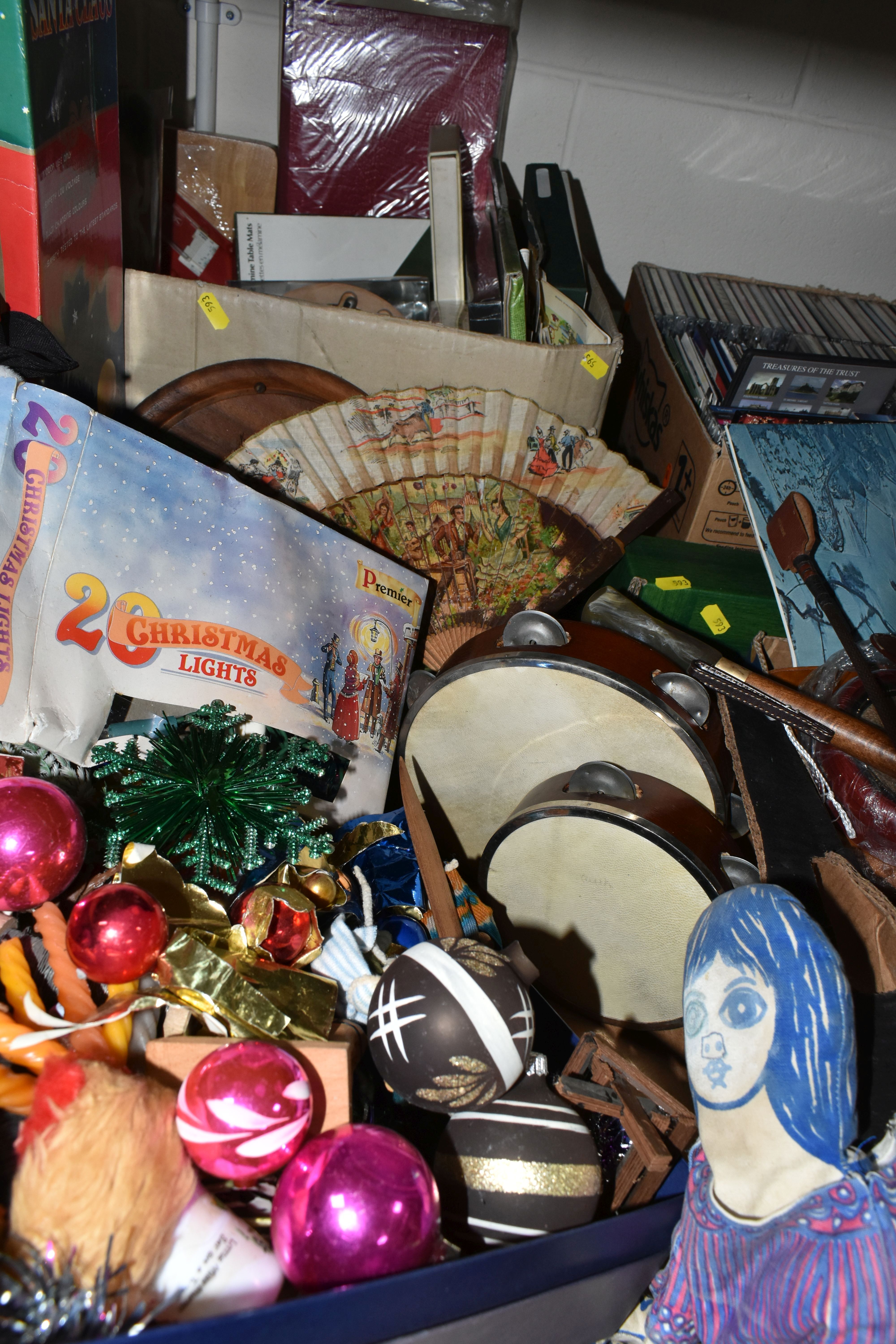 FIVE BOXES OF CHRISTMAS DECORATIONS AND MISCELLANEOUS SUNDRIES, to include vintage Christmas baubles - Image 5 of 8