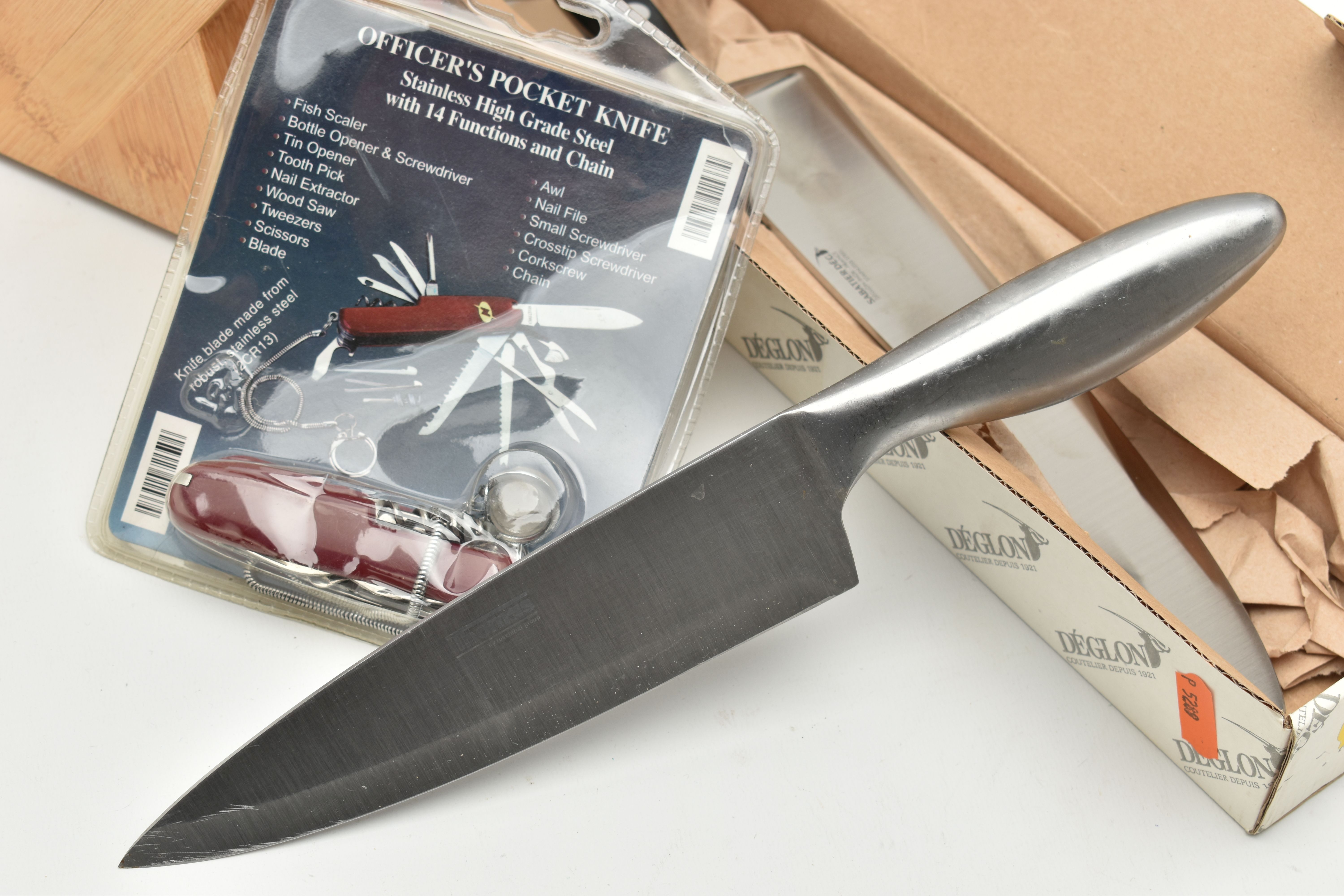 AN ASSORTMENT OF KITCHEN KNIVES AND A POCKET KNIFE, to include 'Sabatier' kitchen knives, a set of - Image 3 of 3