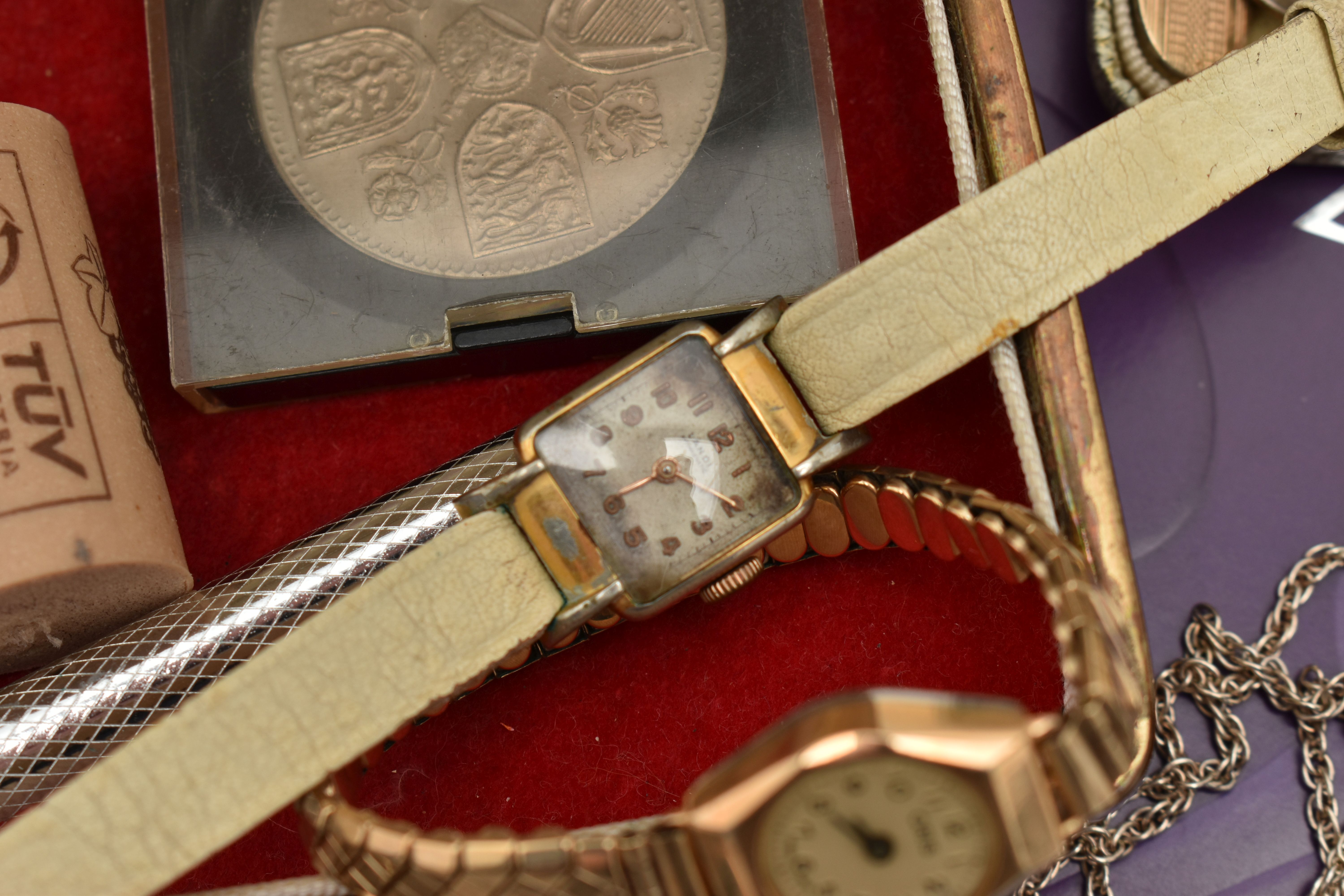 AN ASSORTMENT OF JEWELLERY AND OTHER ITEMS, to include a silver hinged bangle with gadrooned detail, - Image 5 of 6