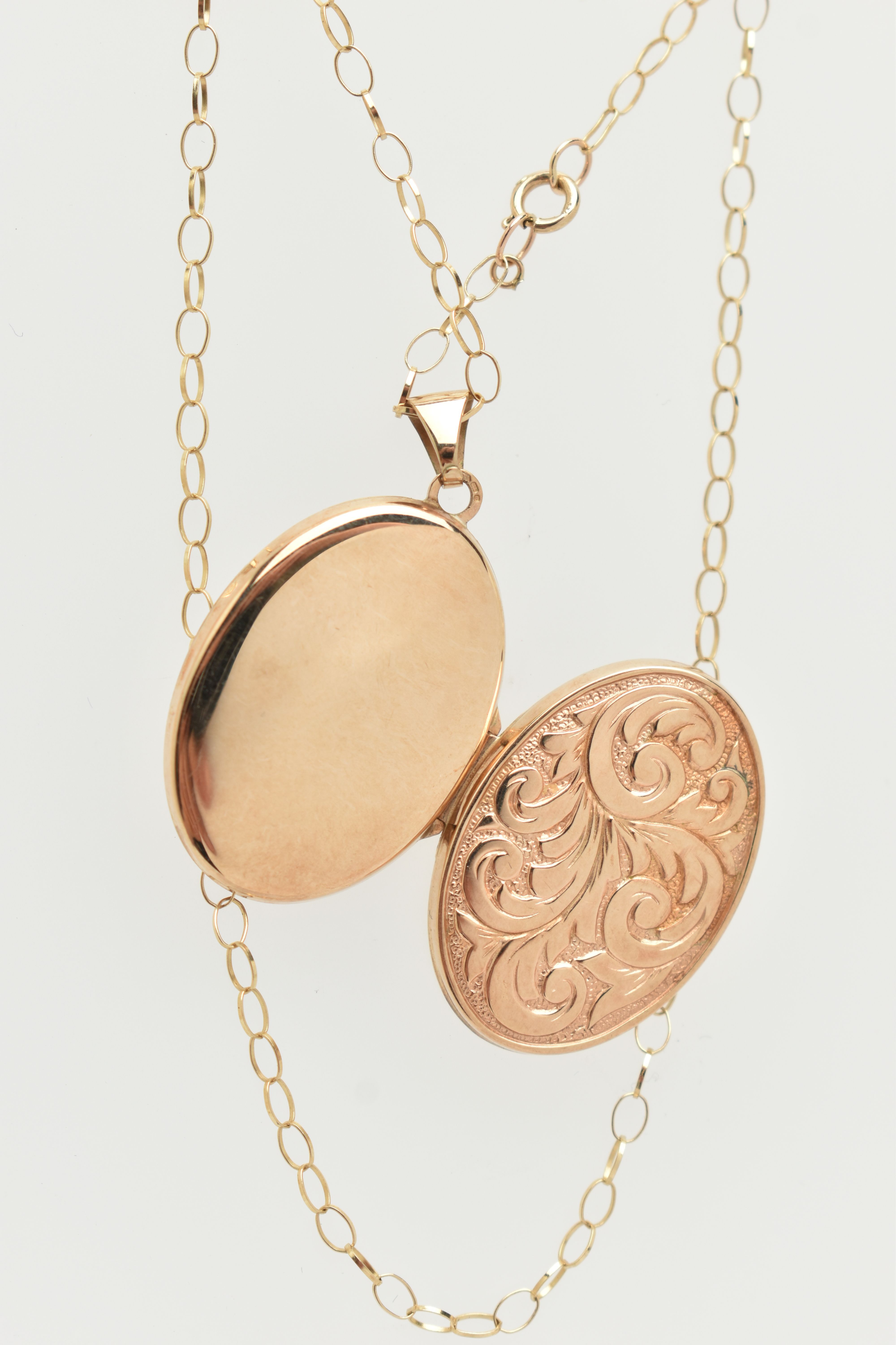 A 9CT GOLD LOCKET PENDANT AND CHAIN, oval floral pattern locket, opens to reveal two vacant - Image 2 of 3