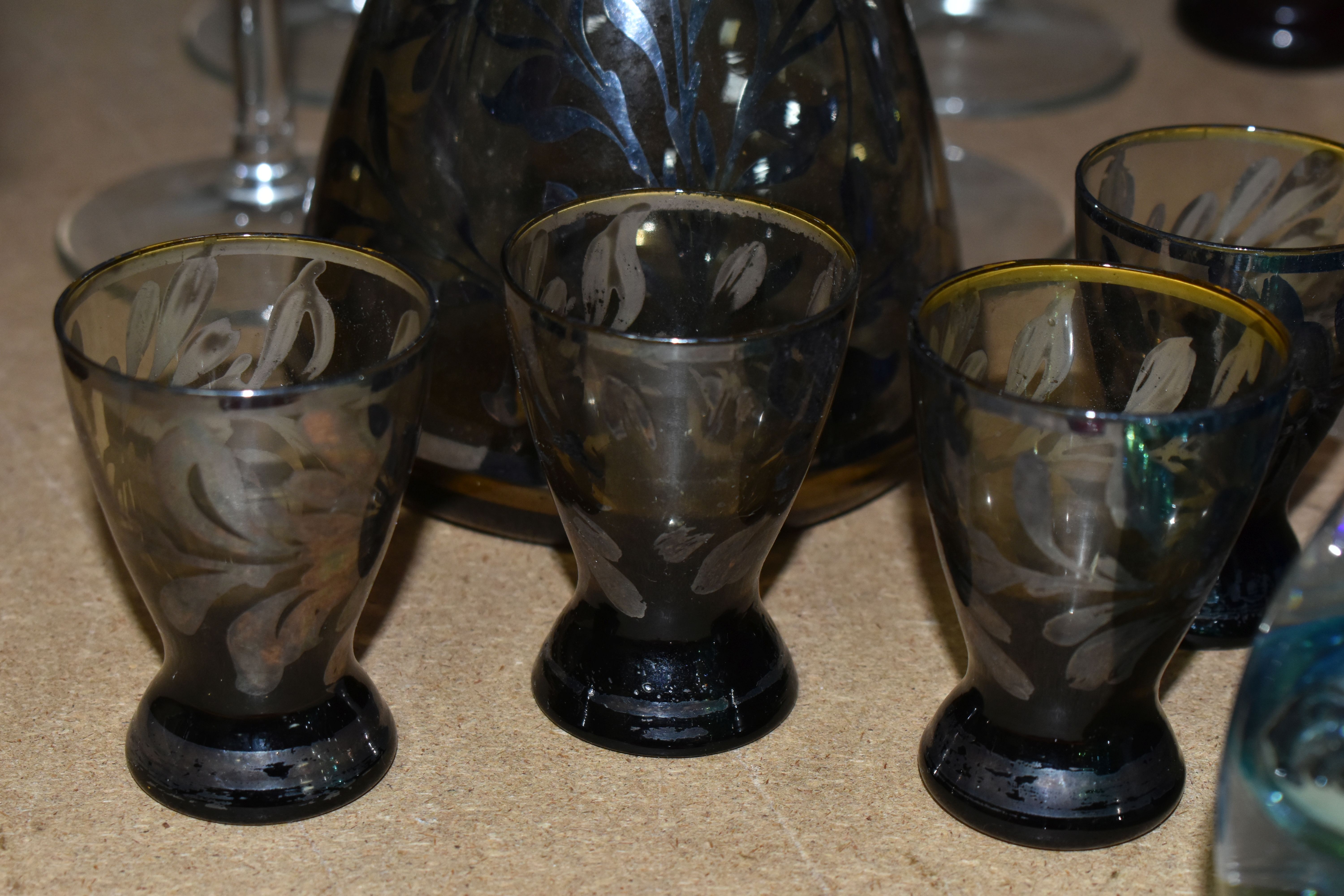 A QUANTITY OF DECORATIVE AND CUT GLASS ETC, to include four Waterford whiskey tumblers with labels - Bild 10 aus 11