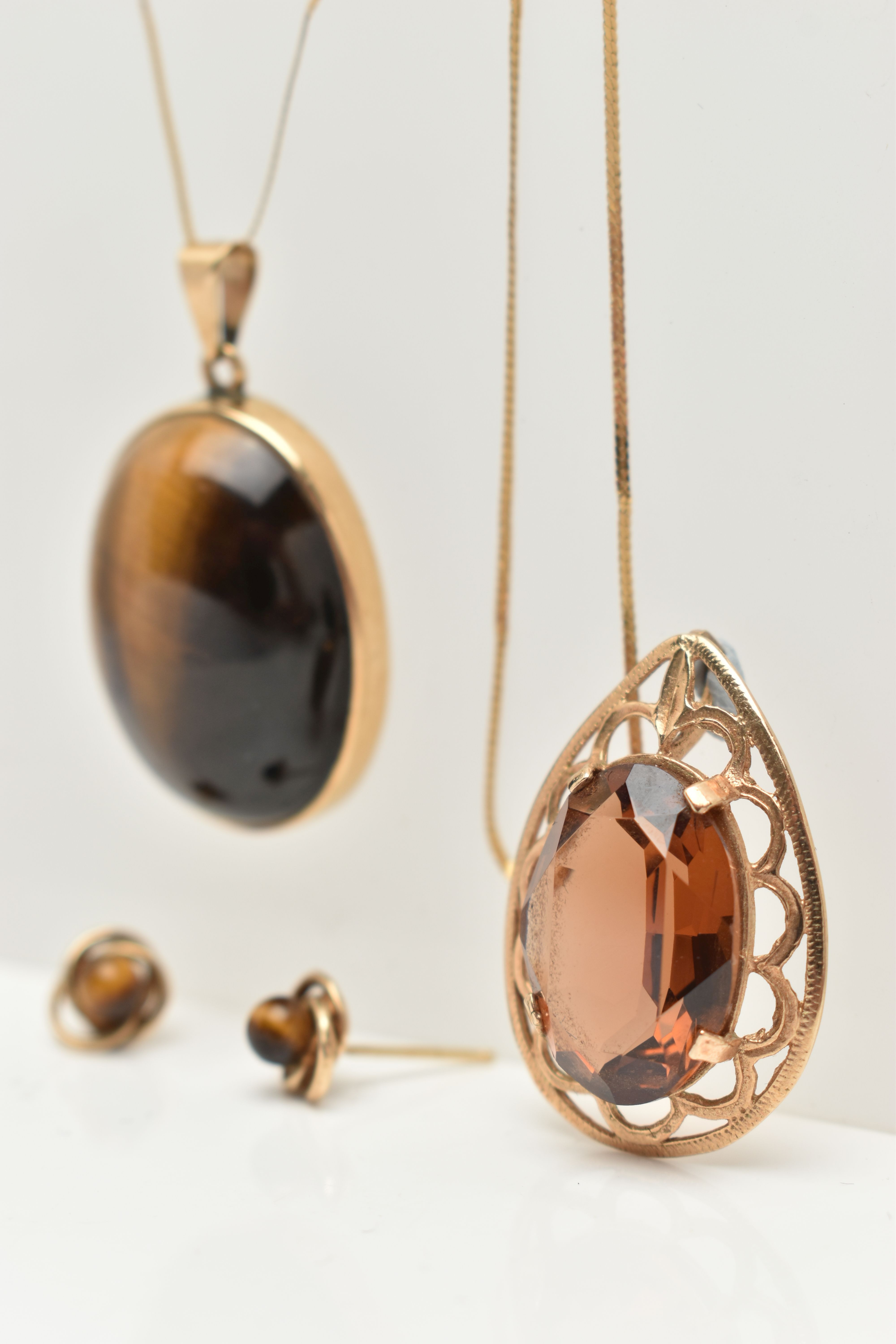 A TIGERS EYE PENDANT NECKLACE AND EARRING SET AND A SMOKY QUARTZ PENDANT, a large oval tigers eye - Image 3 of 4