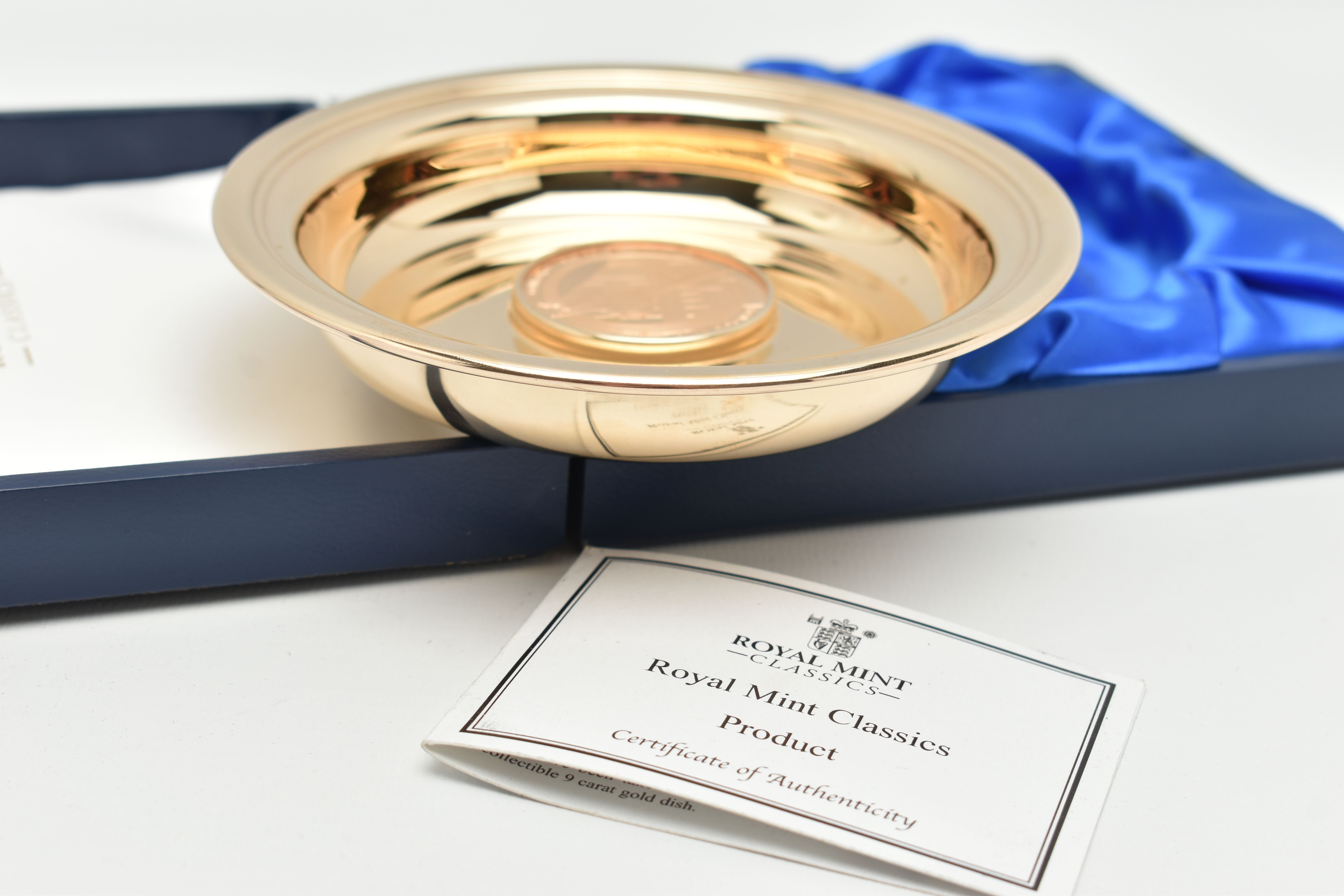 A ROYAL MINT (CLASSIC) CONCORDE 9CT GOLD DISH SET WITH A 22CT 2023 GOLD ALDERNEY FIVE POUND PROOF - Image 4 of 6