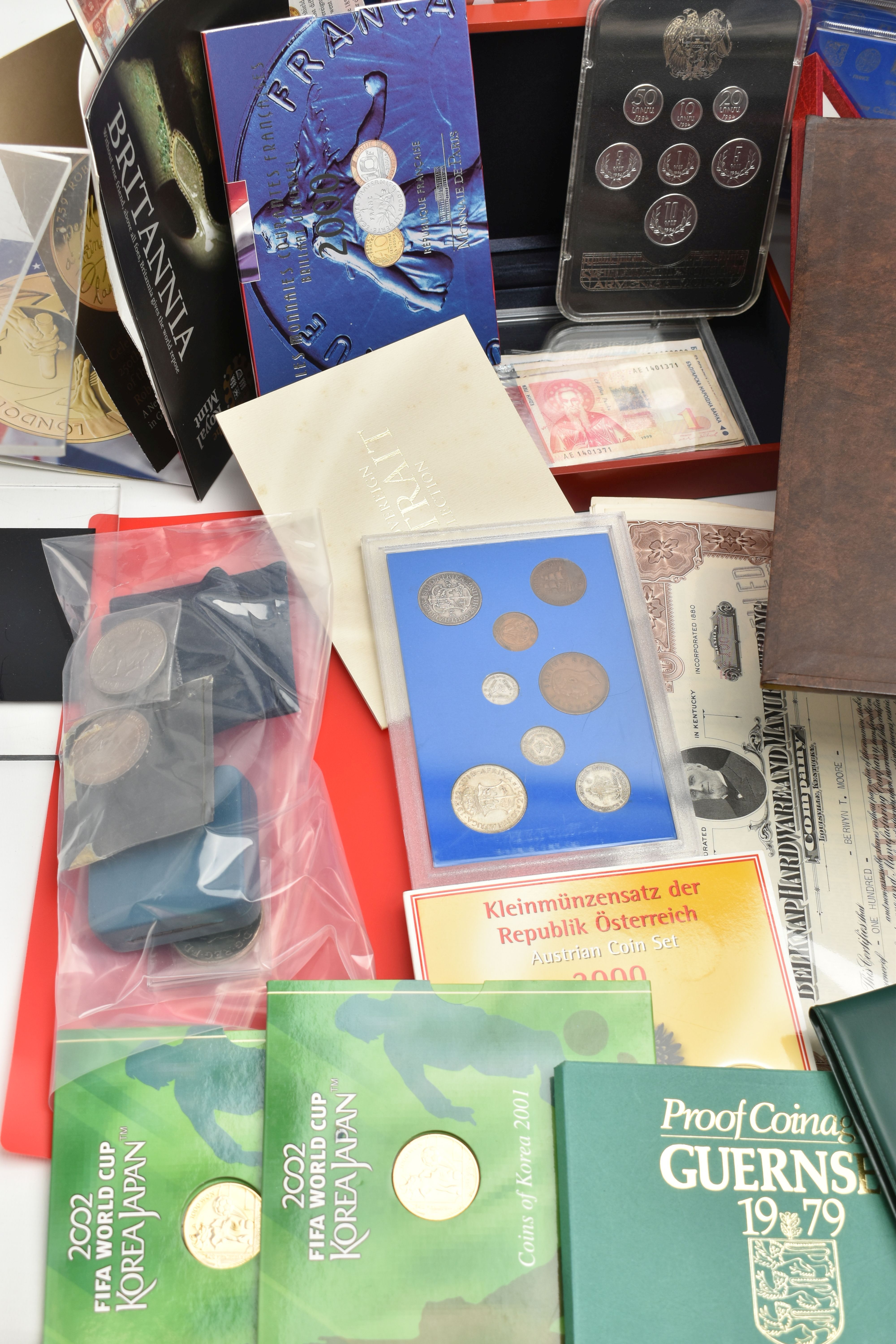 A PLASIC STORAGE BOX OF WORLD COINAGE, to include a volume by The Franklin Mint, Great Historic - Bild 2 aus 29