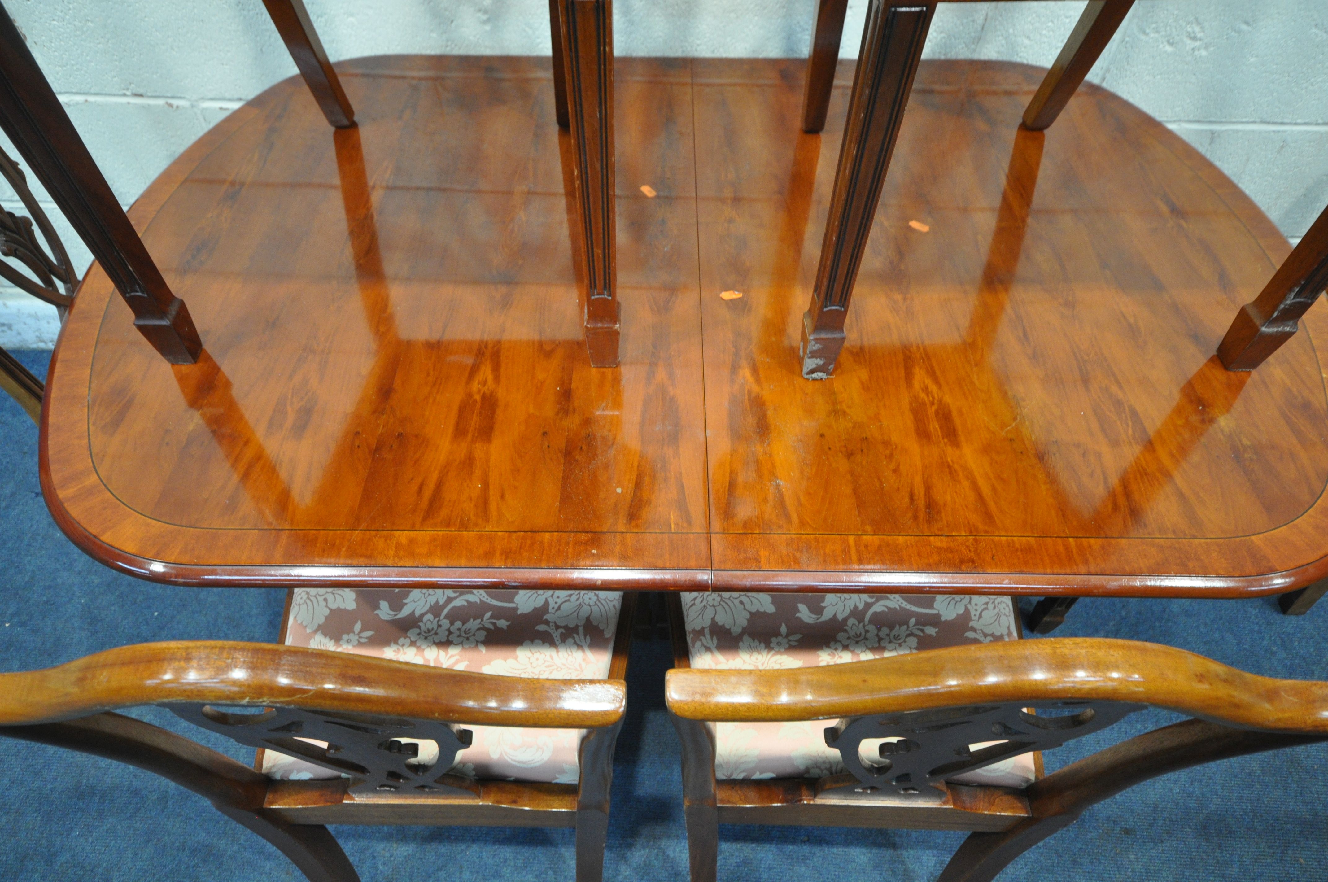 A 20TH CENTURY MAHOGANY OVAL EXTENDING DINING TABLE, with one fold out leaf, length 145cm x depth - Image 3 of 6