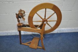 A 20TH CENTURY OAK SPINNING WHEEL (condition report: general signs of wear and usage)