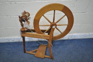 A 20TH CENTURY OAK SPINNING WHEEL (condition report: general signs of wear and usage)