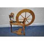 A 20TH CENTURY OAK SPINNING WHEEL (condition report: general signs of wear and usage)