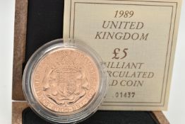 A UK BRILLIANT UNCIRCULATED £5 GOLD COIN 1989, struck in 22ct gold, 39.94 grams, 36.02mm diameter,