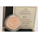 A UK BRILLIANT UNCIRCULATED £5 GOLD COIN 1989, struck in 22ct gold, 39.94 grams, 36.02mm diameter,