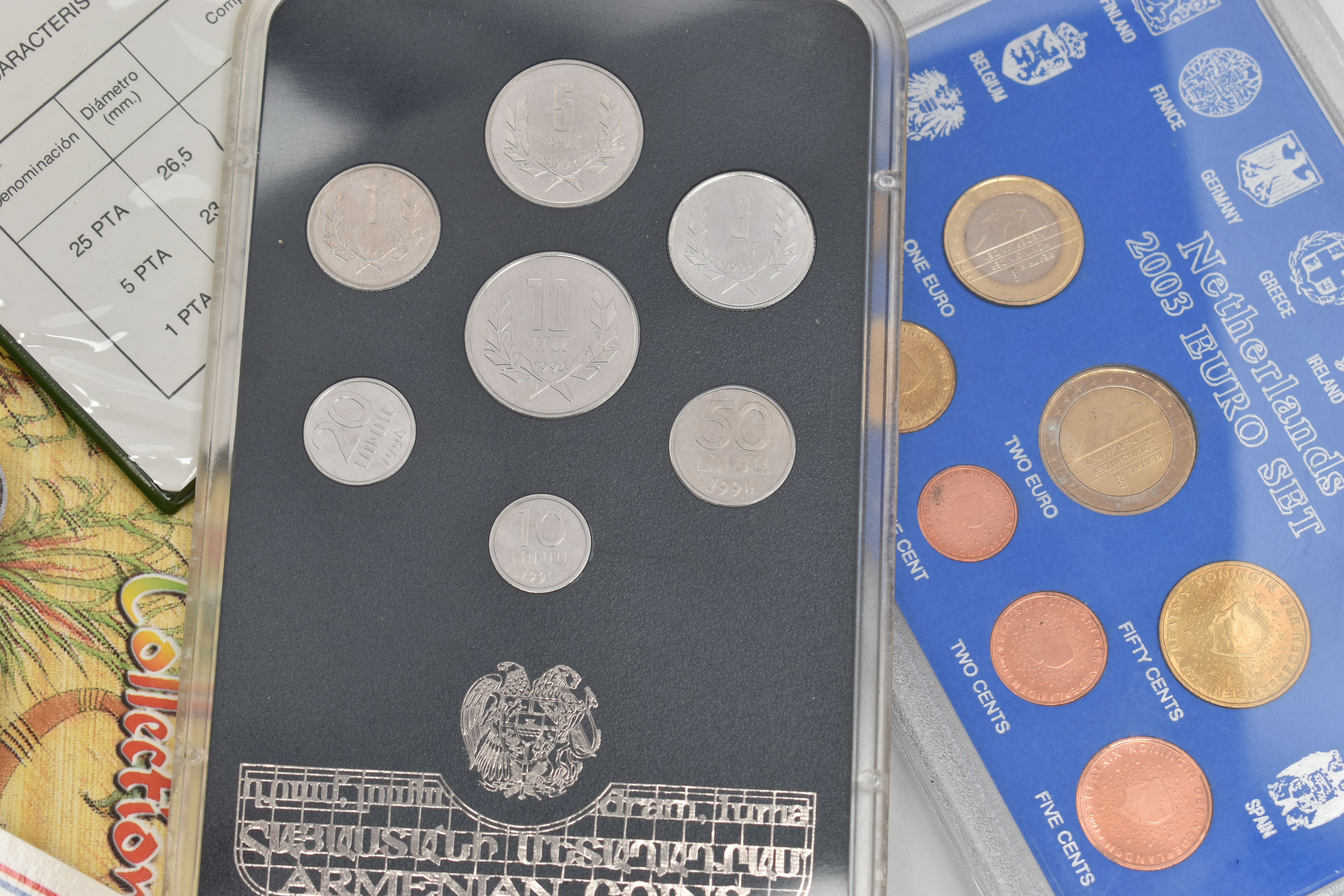 A PLASIC STORAGE BOX OF WORLD COINAGE, to include a volume by The Franklin Mint, Great Historic - Bild 13 aus 29