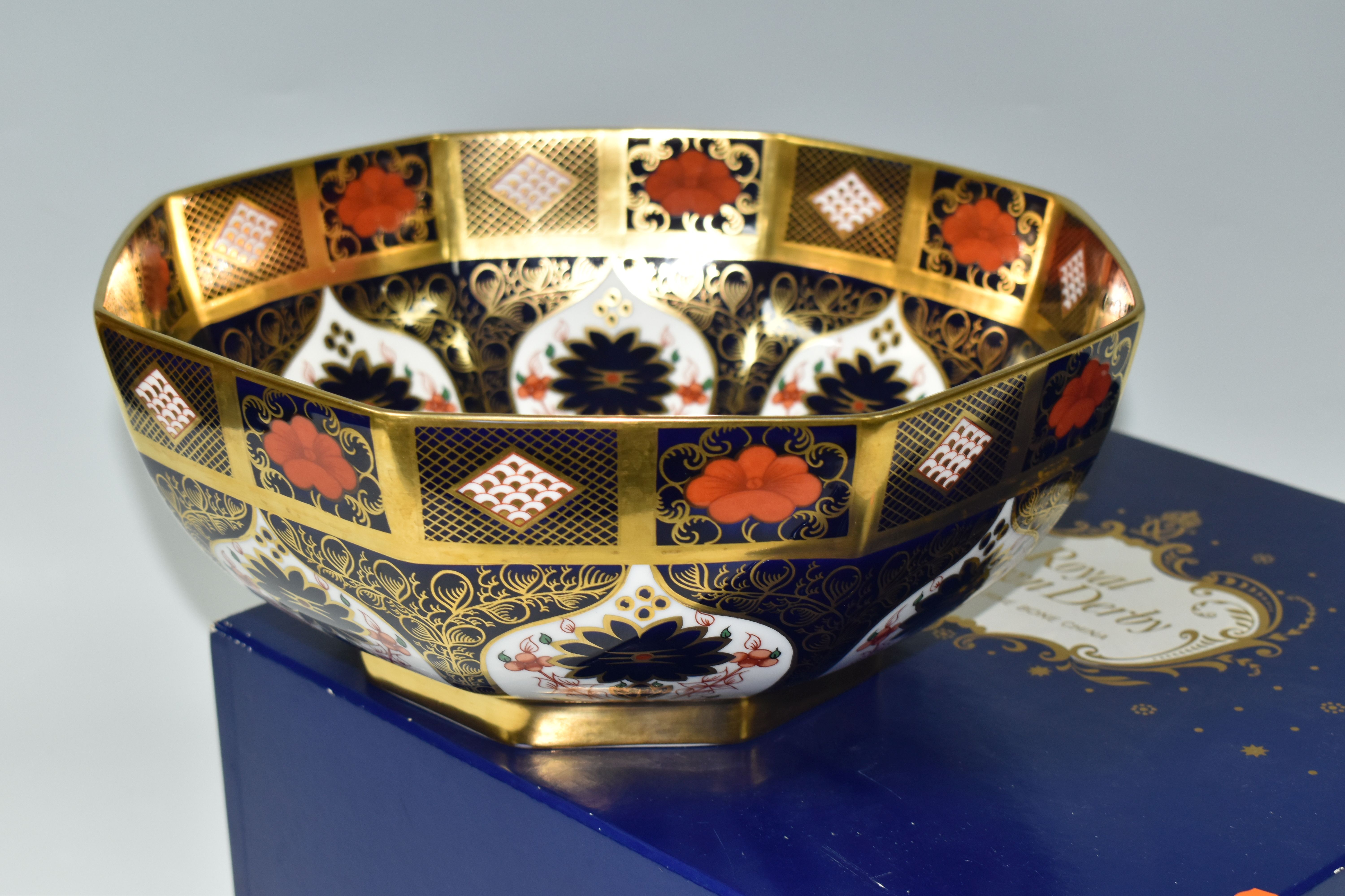 A BOXED ROYAL CROWN DERBY 'IMARI' 1128 PATTERN SOLID GOLD BAND OCTAGONAL FRUIT BOWL, diameter