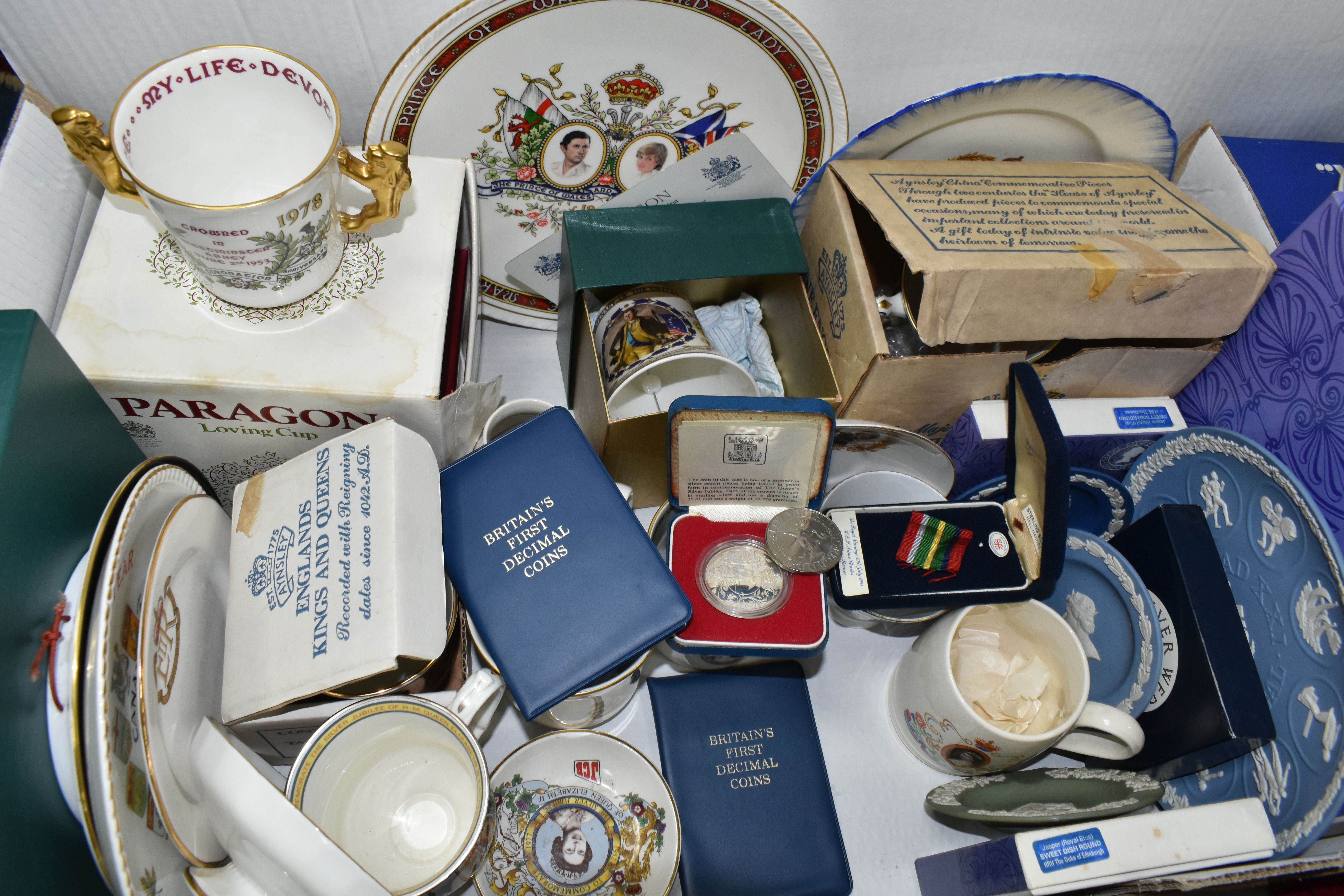 ONE BOX AND LOOSE ROYAL COMMEMORATIVE ITEMS AND COLLECTOR'S PLATES, to include two boxed wedgwood ' - Image 5 of 8