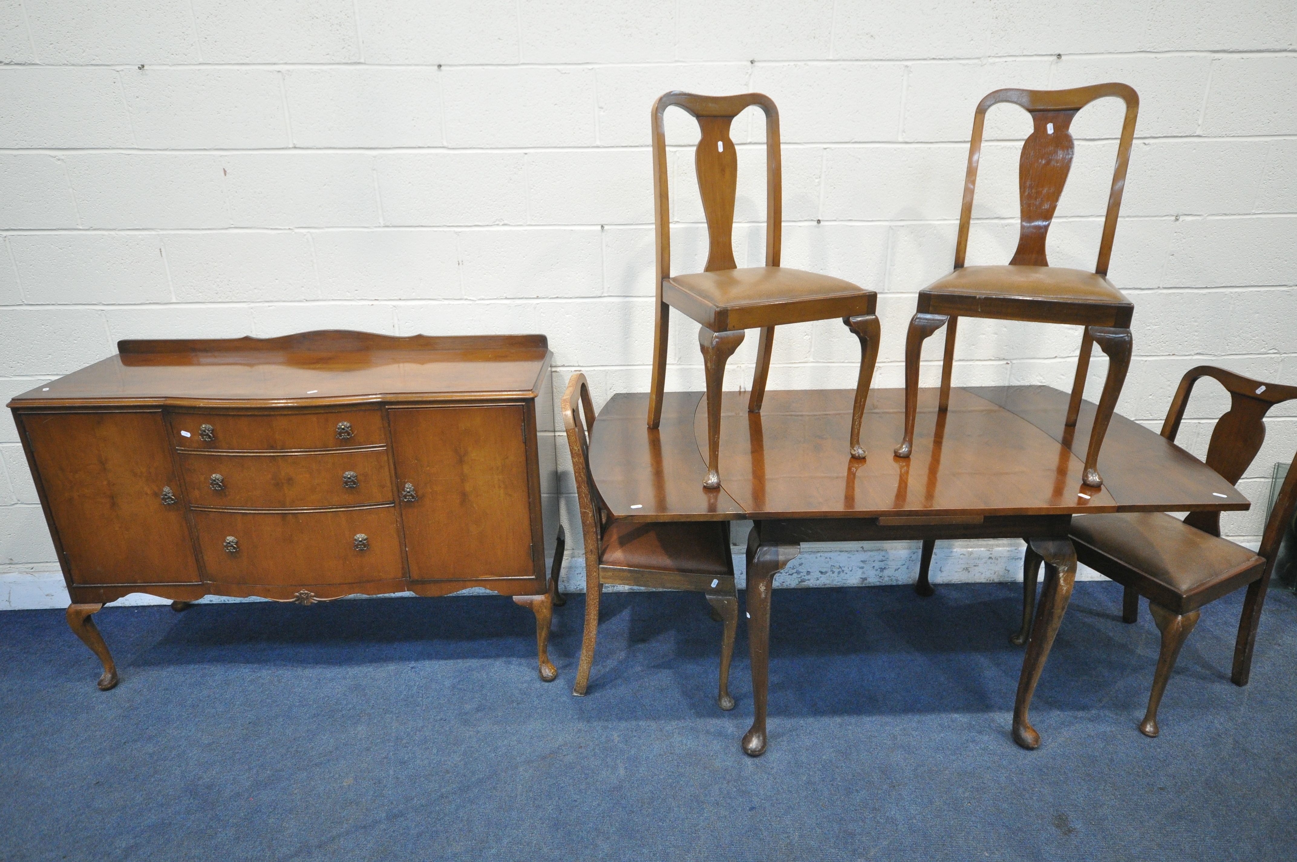 A 20TH CENTURY DRAW LEAF DINING TABLE, extended length 159cm x closed length 99cm x depth 90cm x