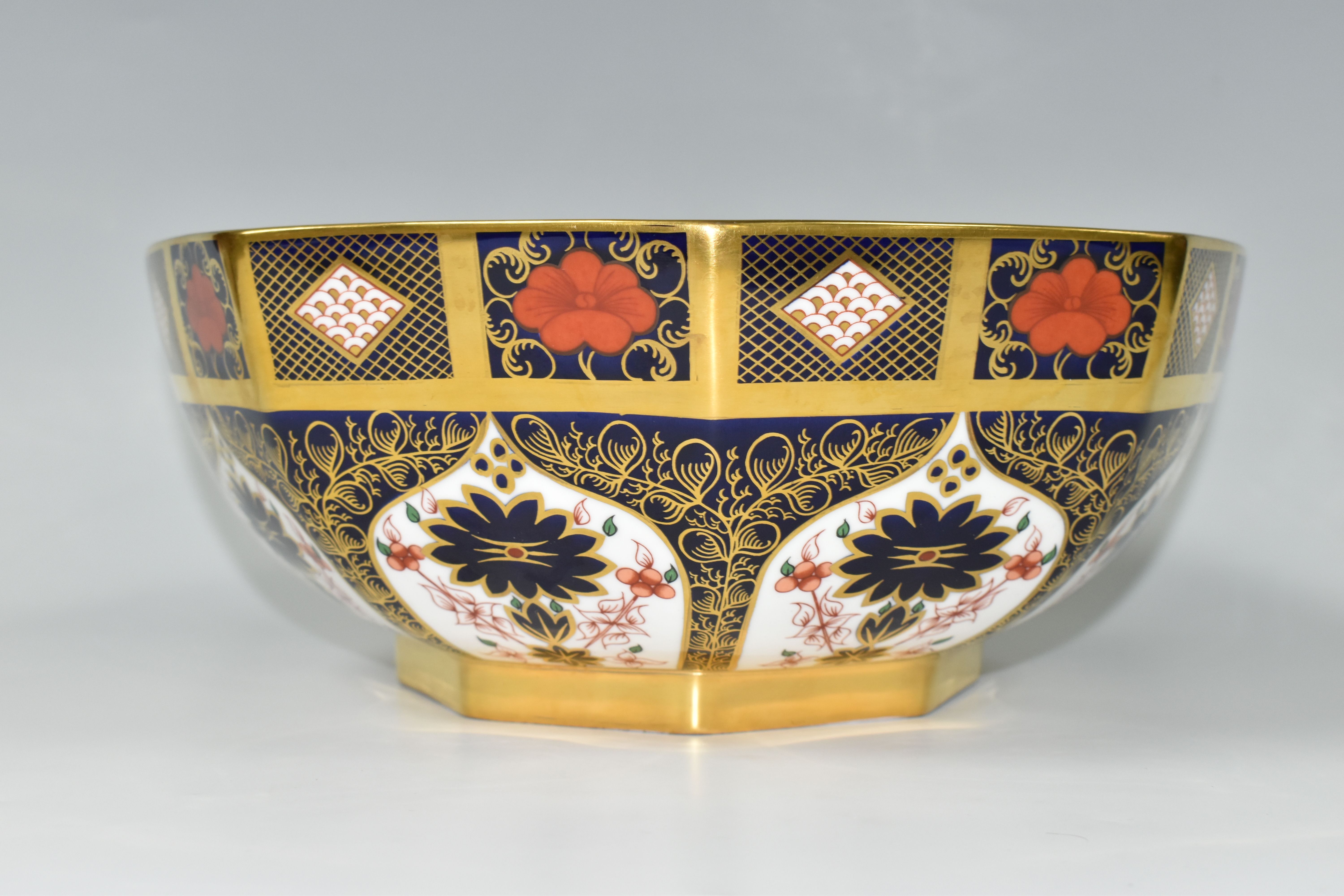 A BOXED ROYAL CROWN DERBY 'IMARI' 1128 PATTERN SOLID GOLD BAND OCTAGONAL FRUIT BOWL, diameter - Image 4 of 8