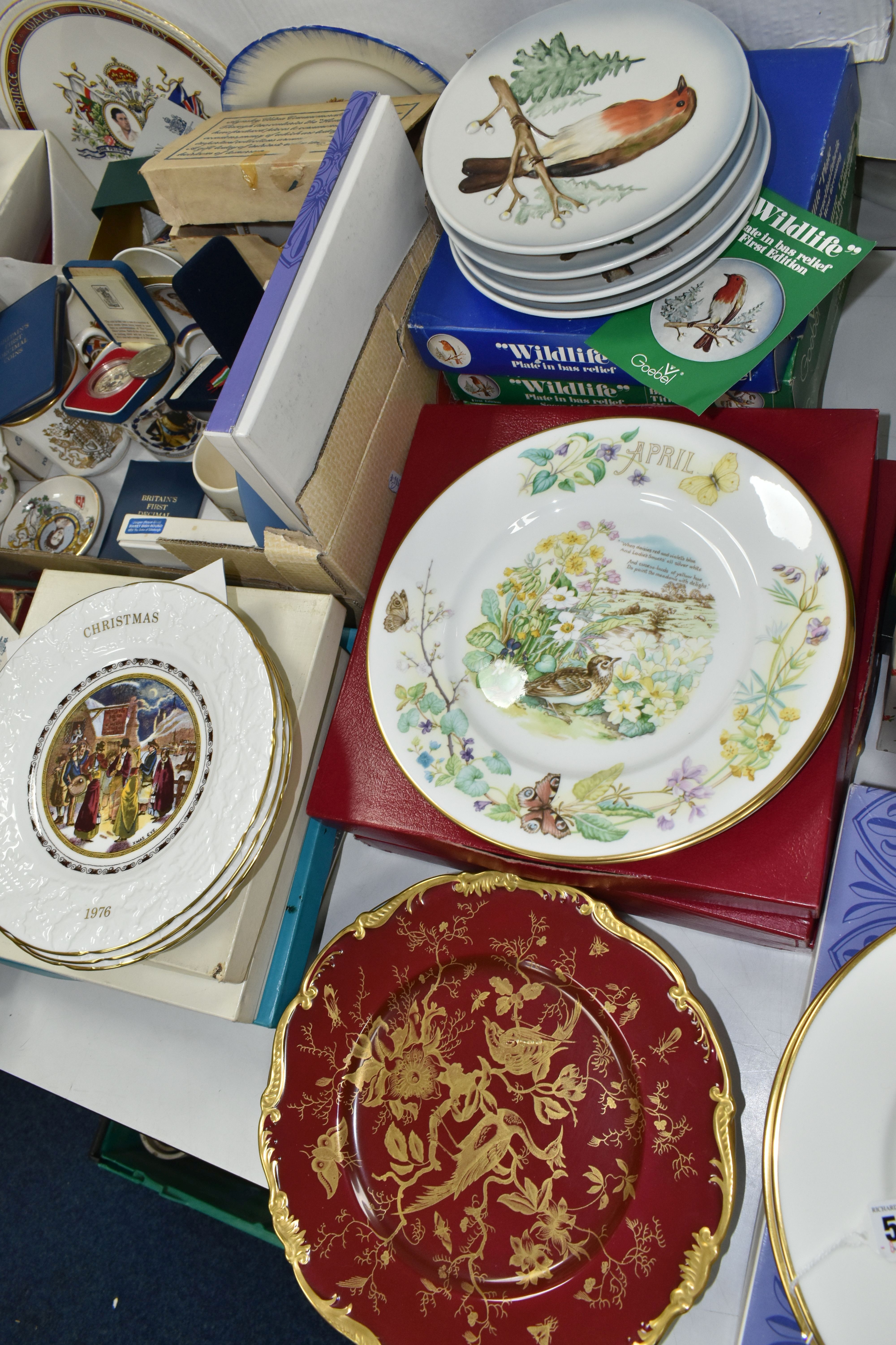 ONE BOX AND LOOSE ROYAL COMMEMORATIVE ITEMS AND COLLECTOR'S PLATES, to include two boxed wedgwood ' - Image 3 of 8