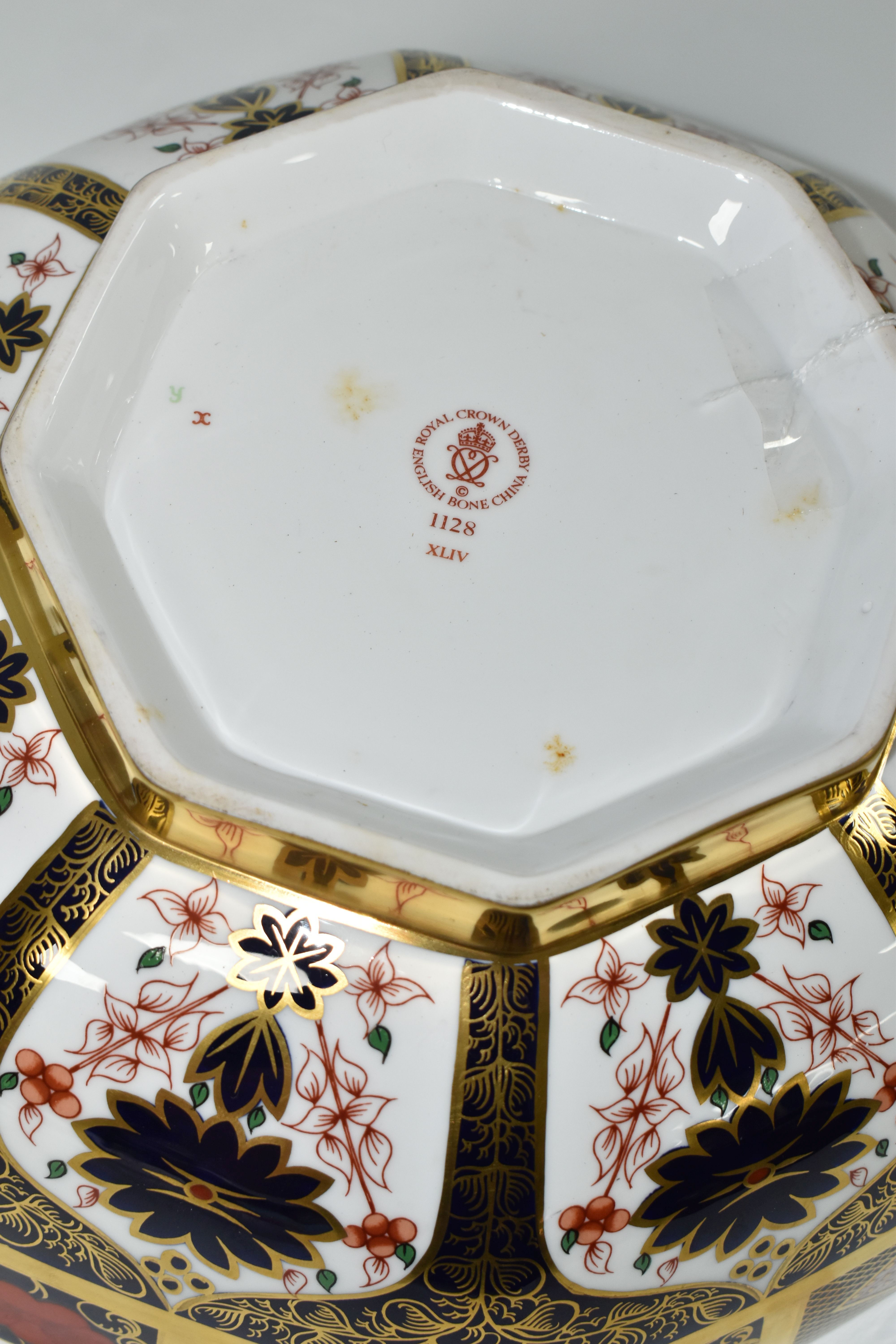 A BOXED ROYAL CROWN DERBY 'IMARI' 1128 PATTERN SOLID GOLD BAND OCTAGONAL FRUIT BOWL, diameter - Image 8 of 8