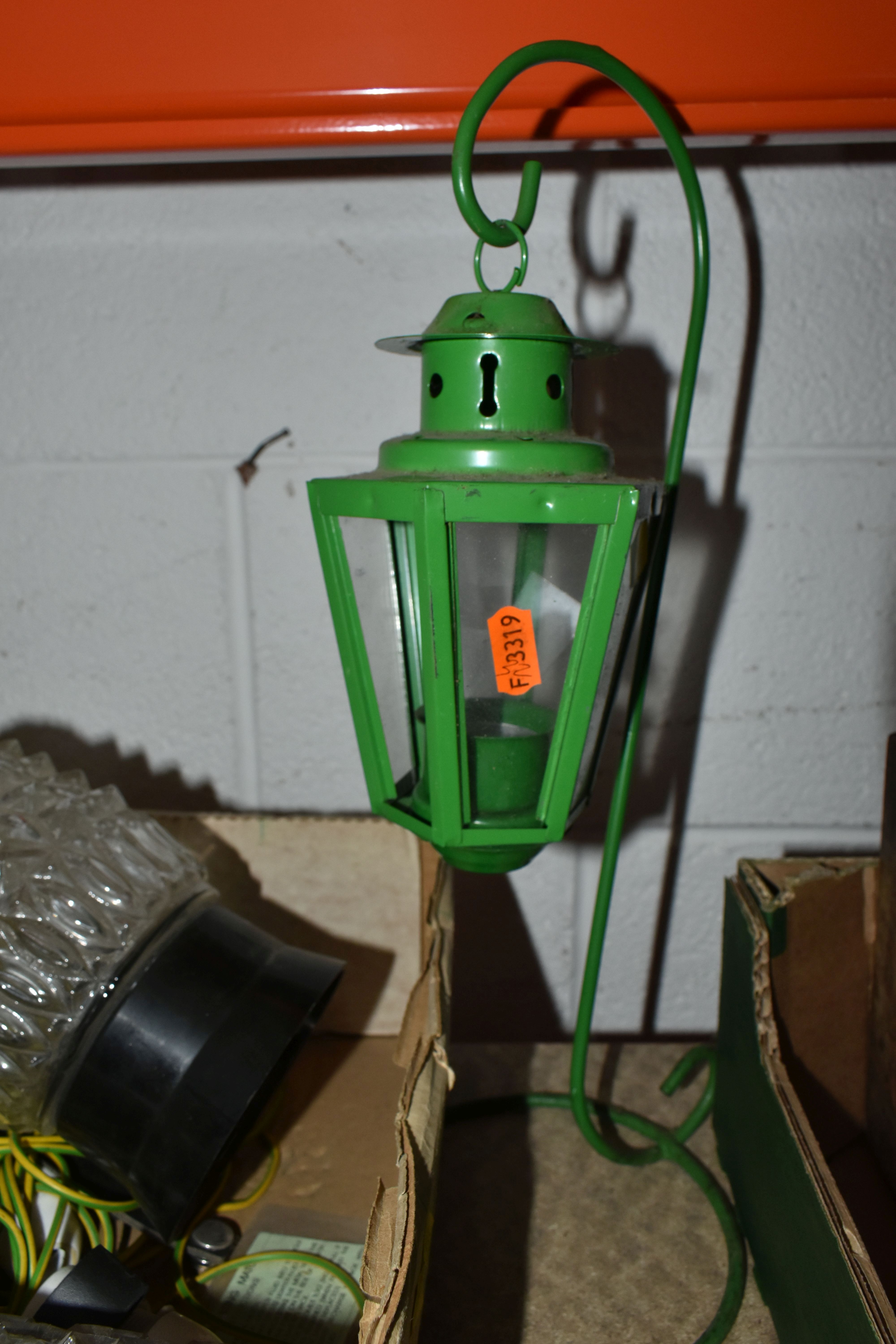 ONE BOX AND LOOSE LAMPS AND GLASS SHADES, to include a copper oil lamp, two glass reservoir oil - Bild 6 aus 12
