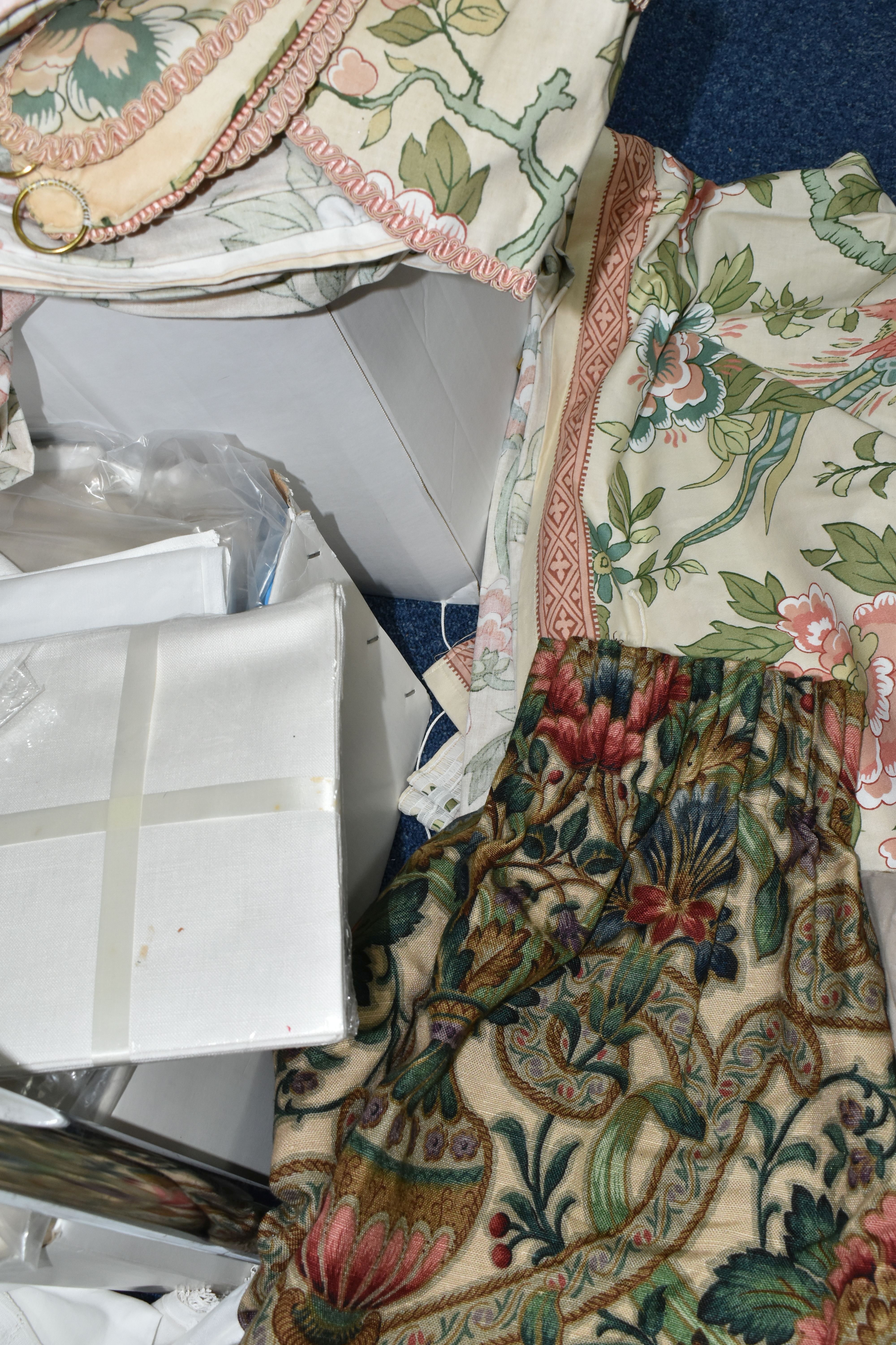 TWO BOXES OF VINTAGE CURTAINS AND TABLE LINEN, to include a quantity of curtain linings, lace and - Image 2 of 2