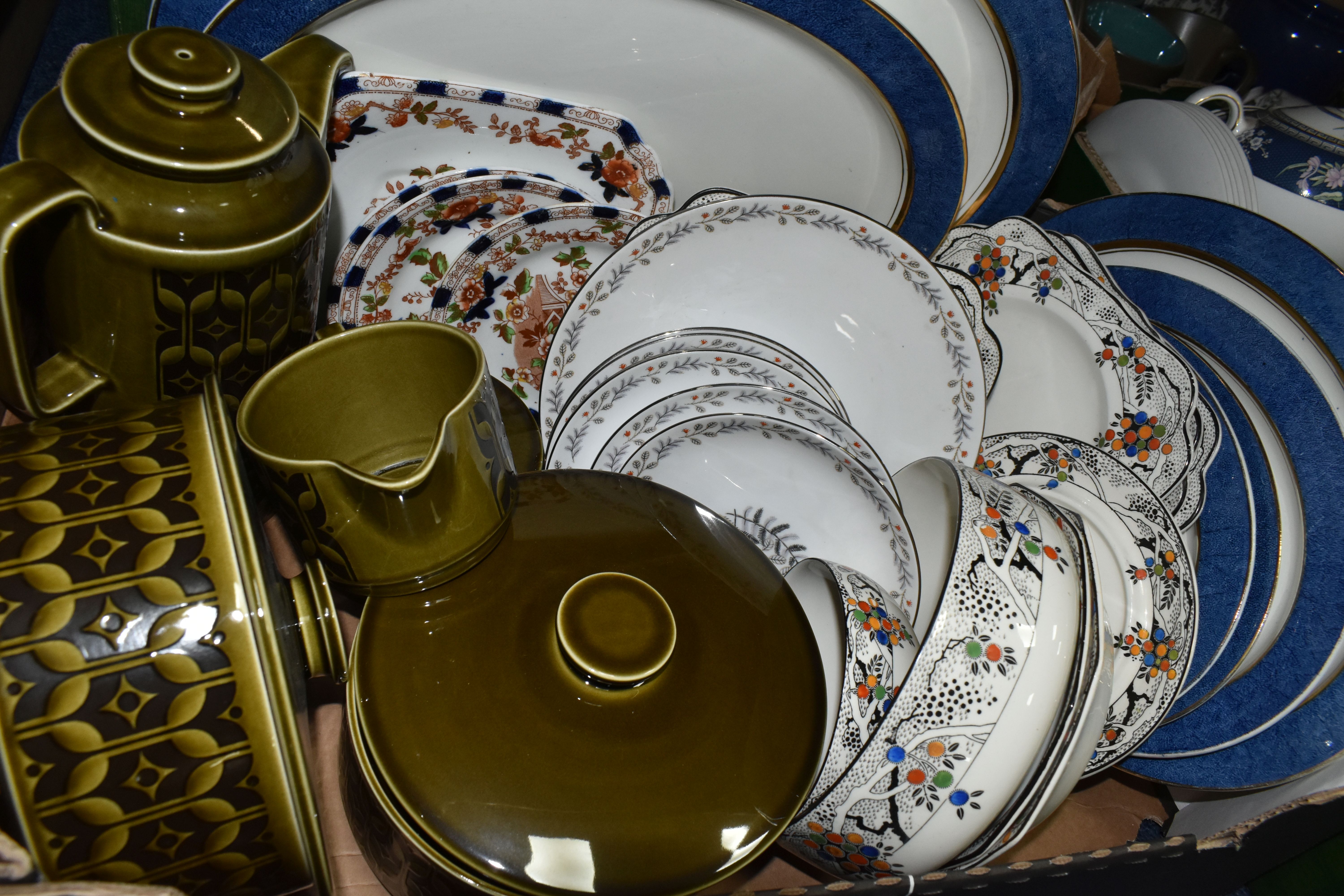 TWO BOXES OF DINNERWARE, to include five pieces of Hornsea Heirloom: two tureens, a coffee pot, a - Image 4 of 5