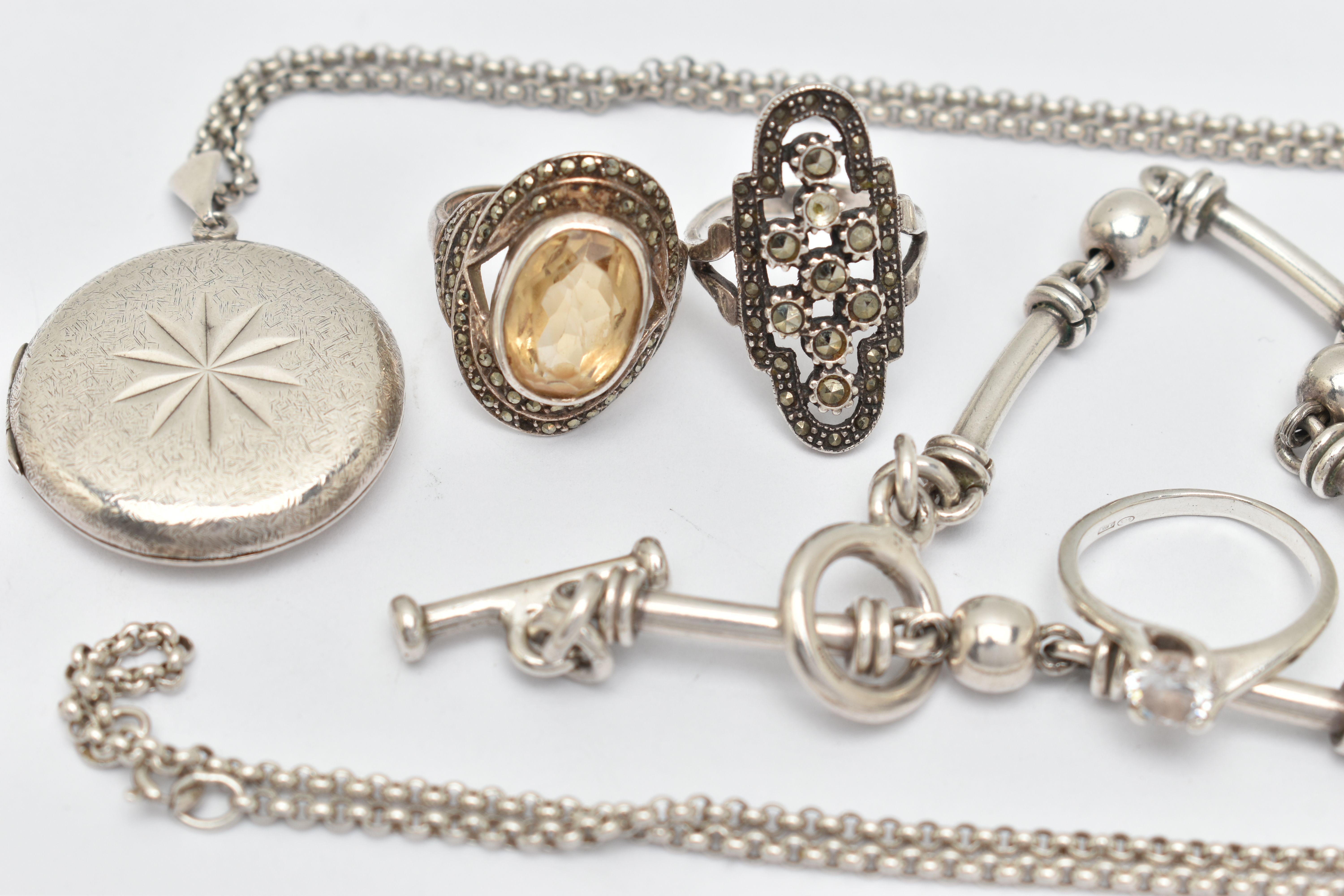 FIVE ITEMS OF JEWELLERY, to include a silver circular locket, hallmarked Birmingham, fitted with a - Image 2 of 3