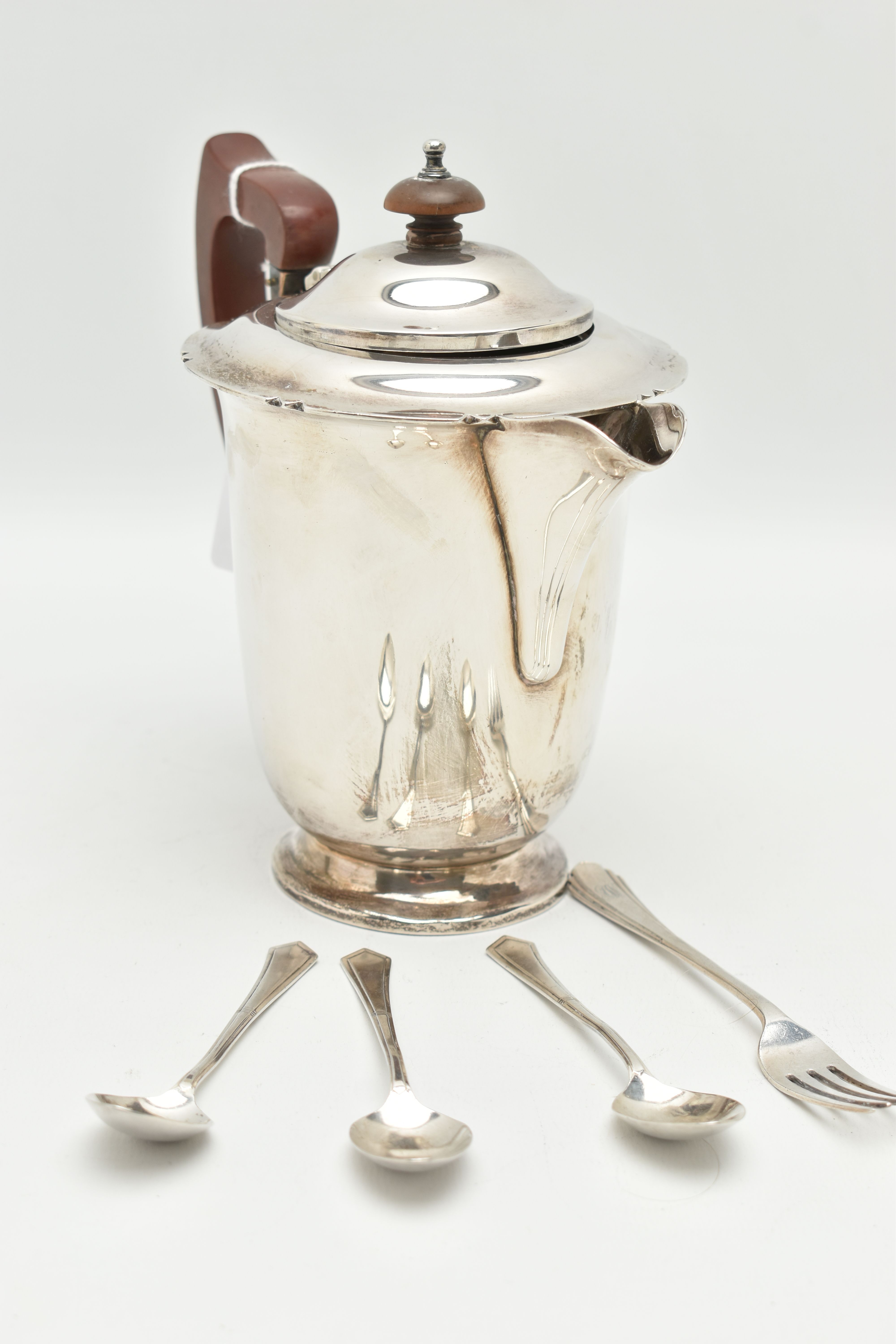 A SILVER HOT WATER JUG AND CUTLERY, polished jug with wavy rim and hinged cover, fitted with a - Image 3 of 6