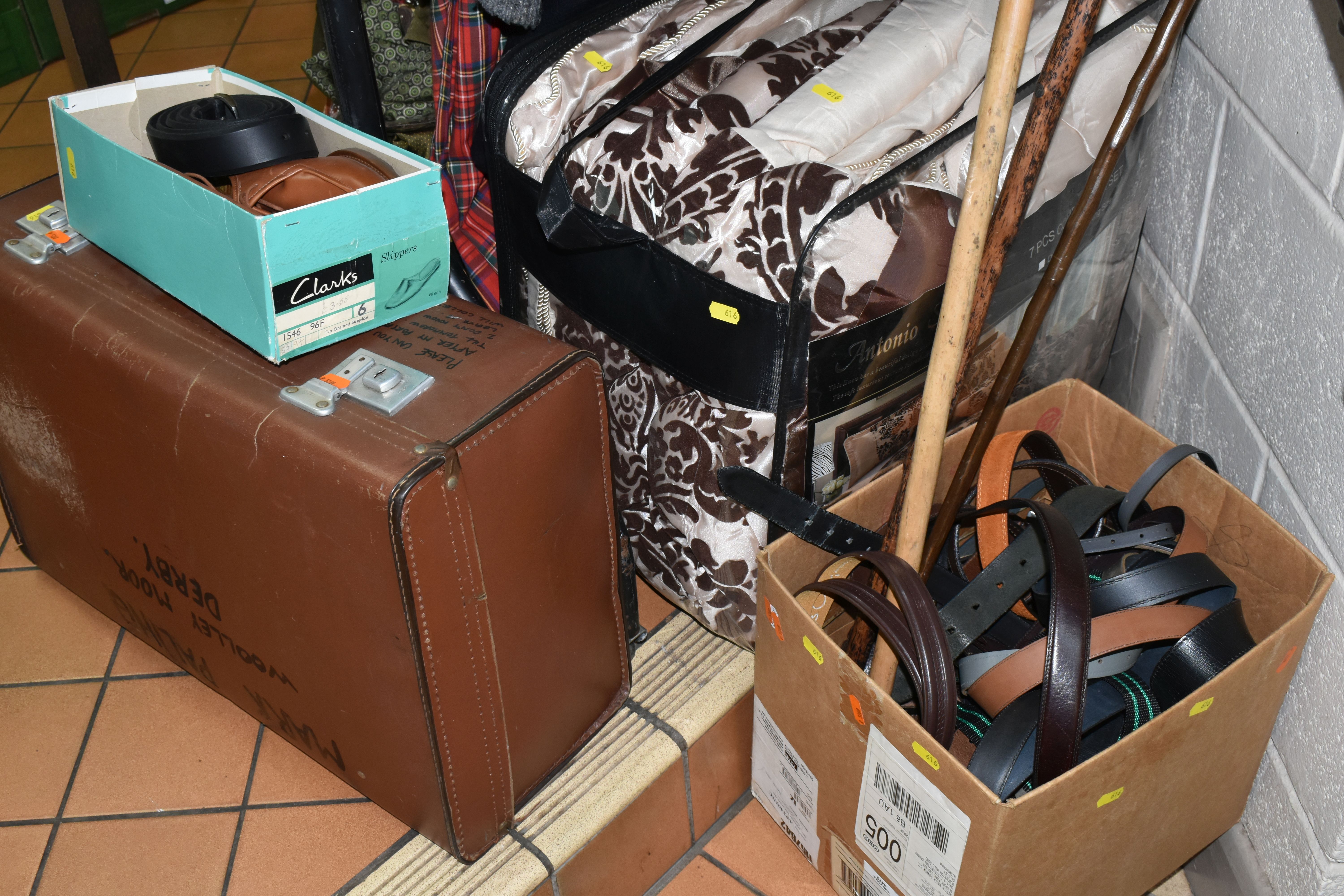 A QUANTITY OF LADIES AND GENTS CLOTHING, SUITCASES, BEDDING AND CLOTHING ACCESSORIES, the majority - Image 3 of 13