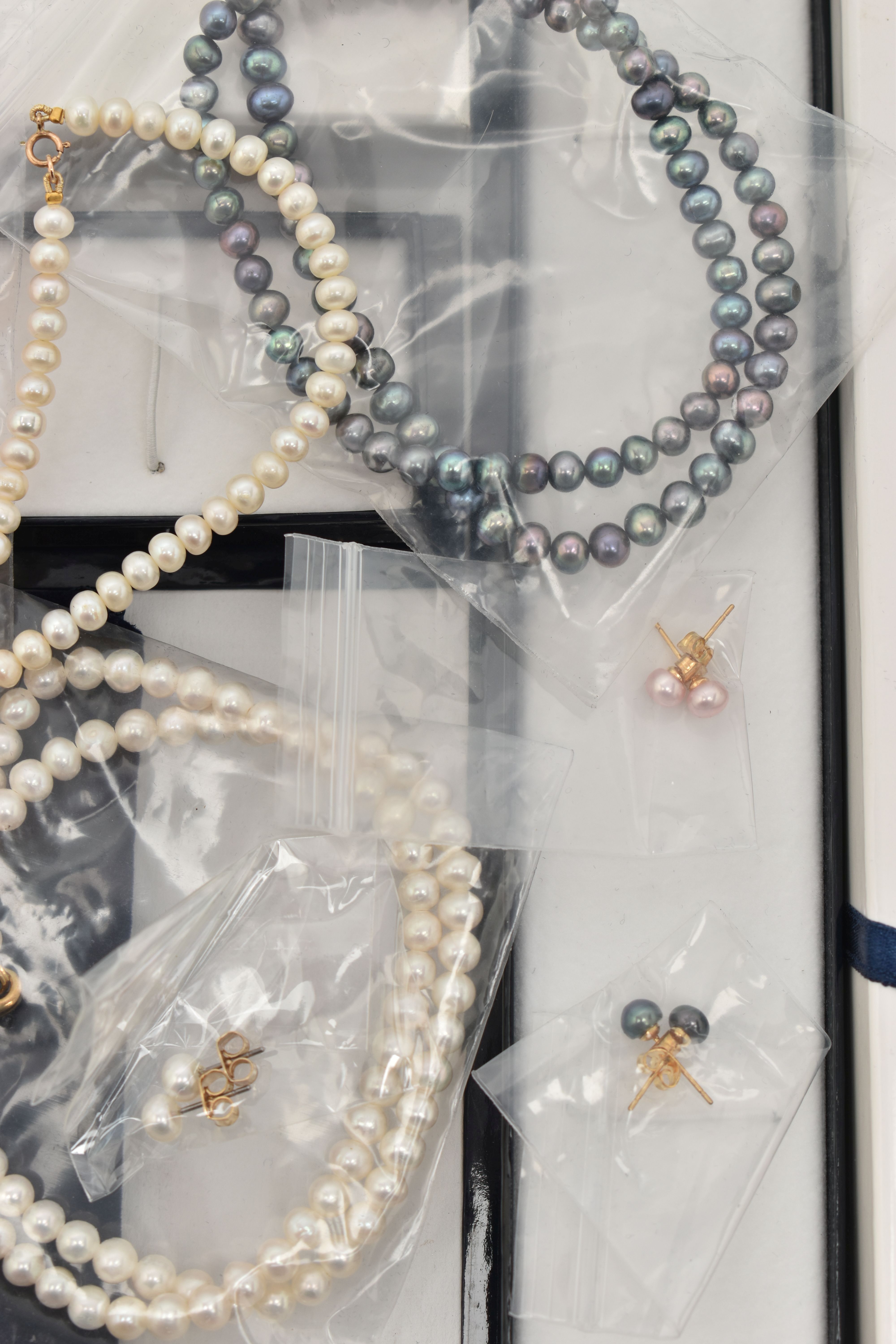 A BAG OF ASSORTED JEWELLERY, to include two single strands of cultured fresh water pearl - Image 2 of 4