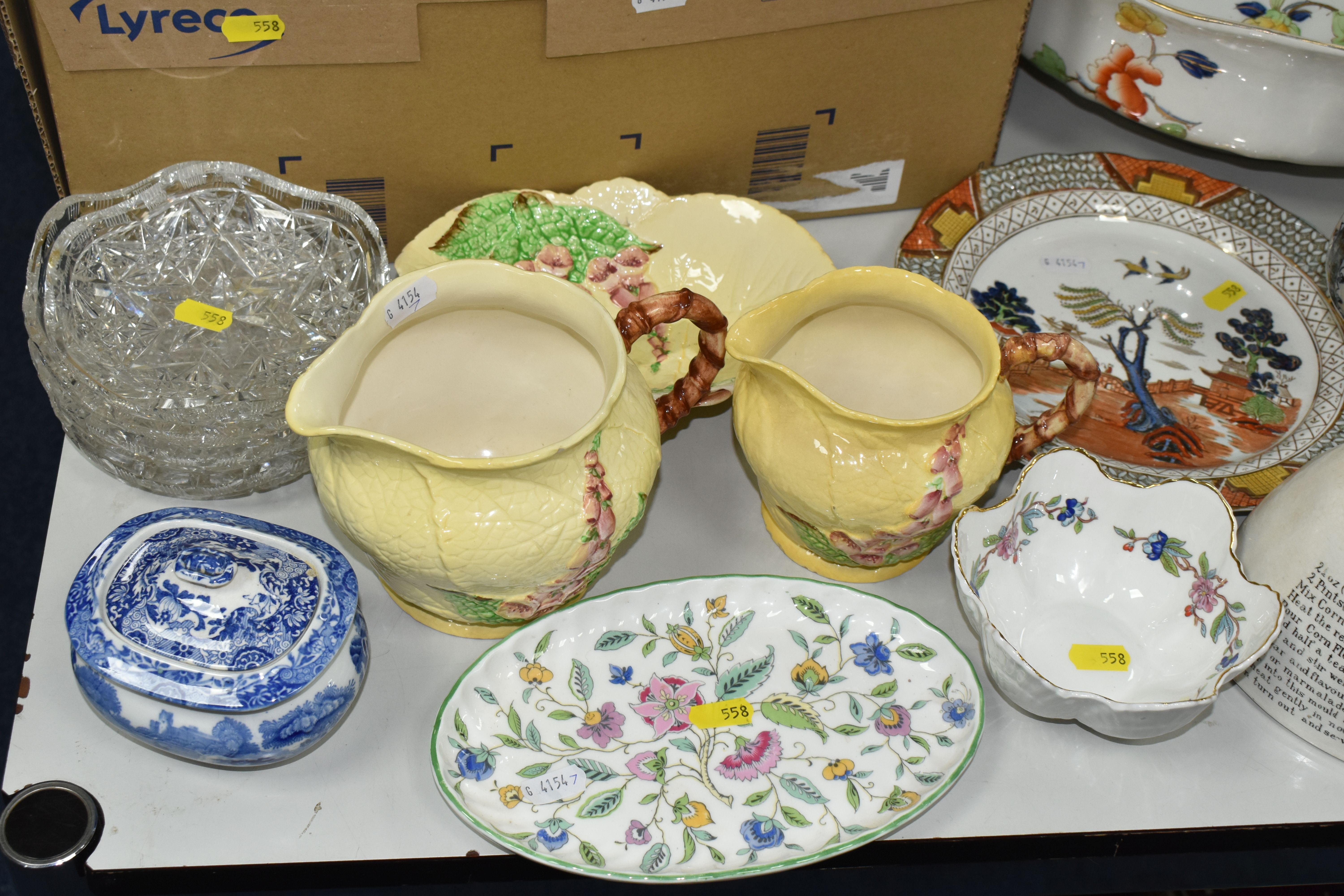 ONE BOX AND LOOSE CERAMICS AND TABLE LINEN, to include a Corona ware 'Peonie' pattern wash bowl - Image 4 of 11