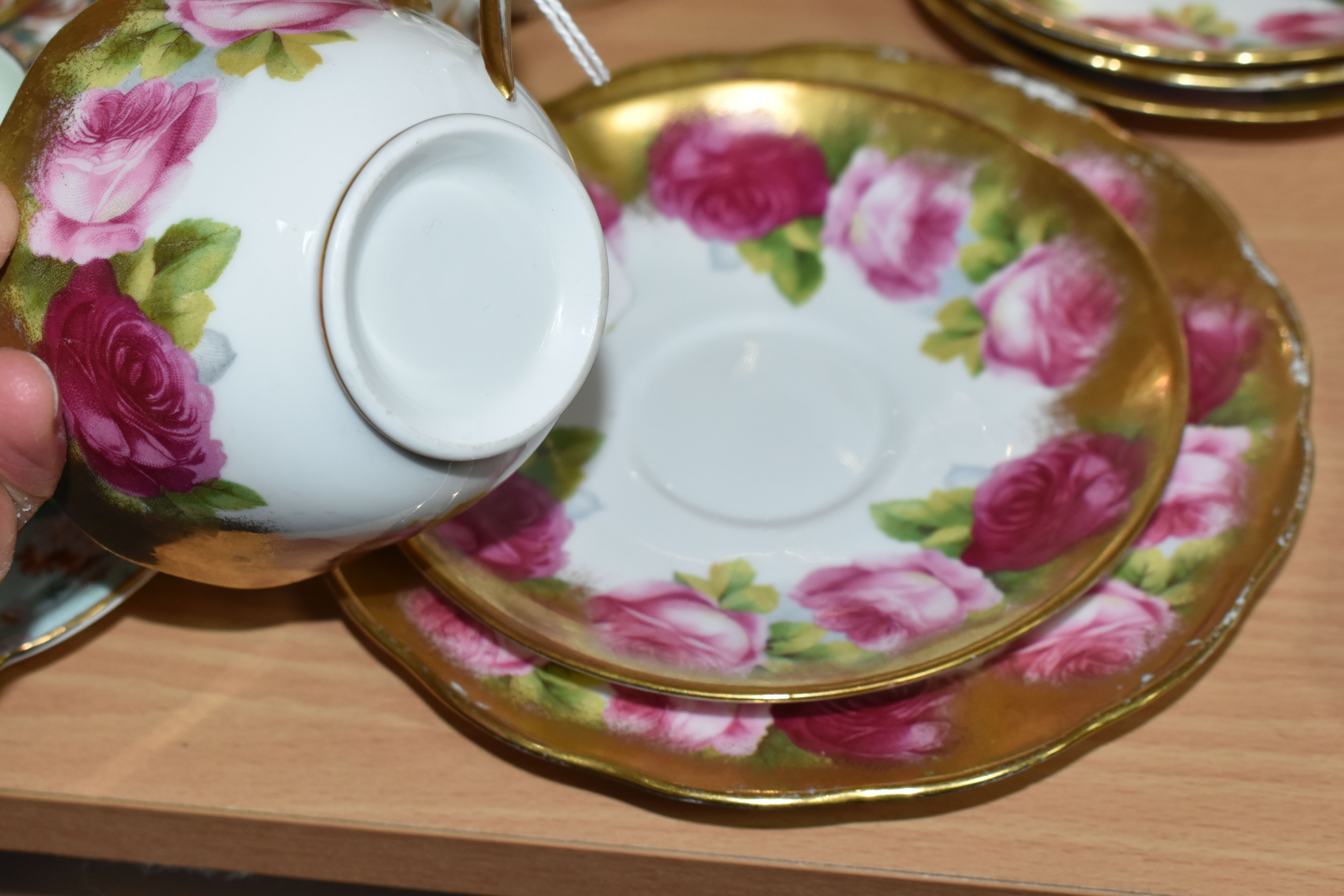 A GROUP OF SHELLEY, ROYAL ALBERT, ROYAL CROWN DERBY AND OTHER TEAWARE, including Royal Albert Old - Bild 9 aus 11