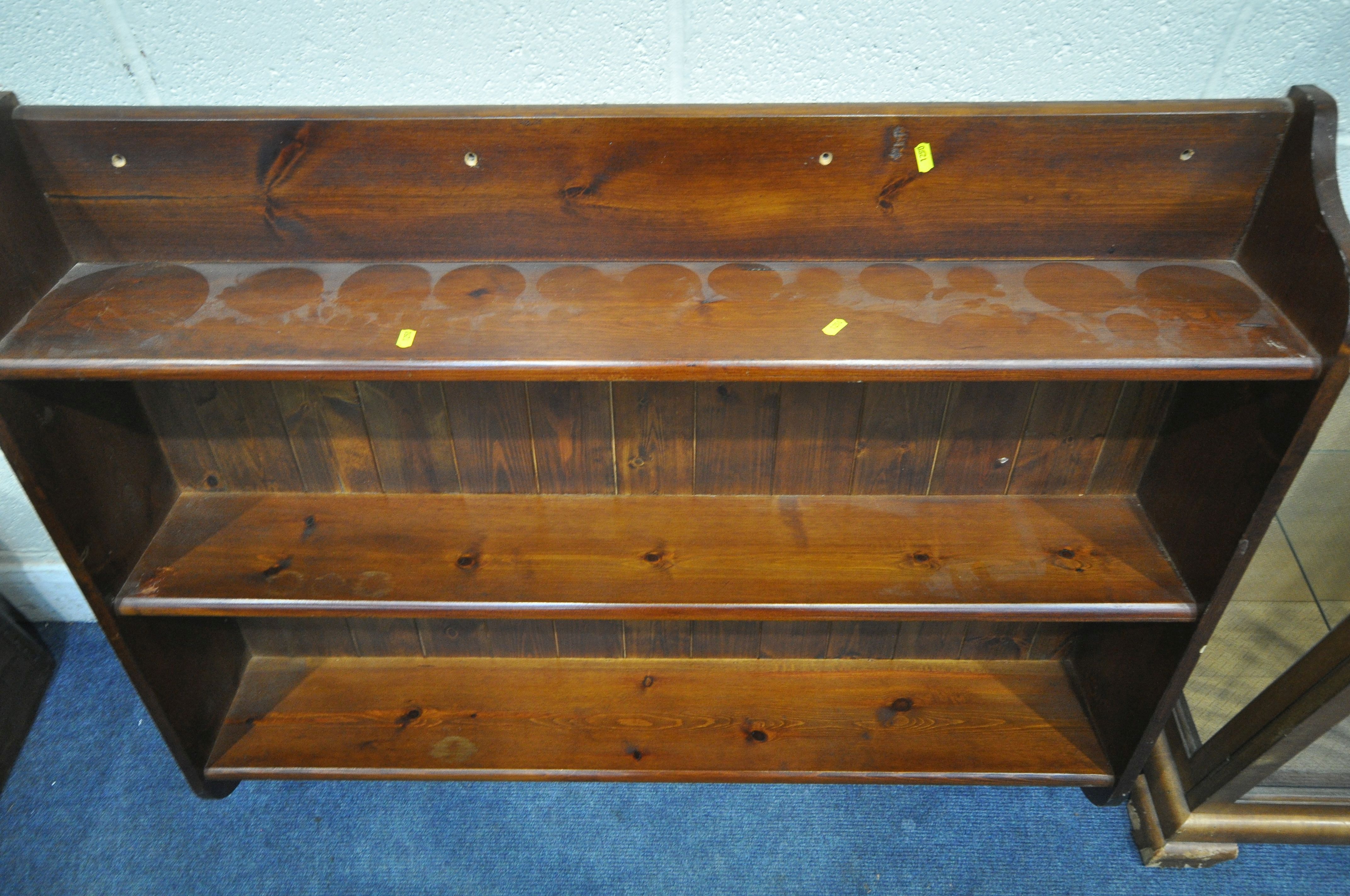 A 20TH CENTURY WALNUT DOUBLE DOOR DISPLAY CABINET, with two glass shelves, width 95cm x depth 36cm x - Image 4 of 4