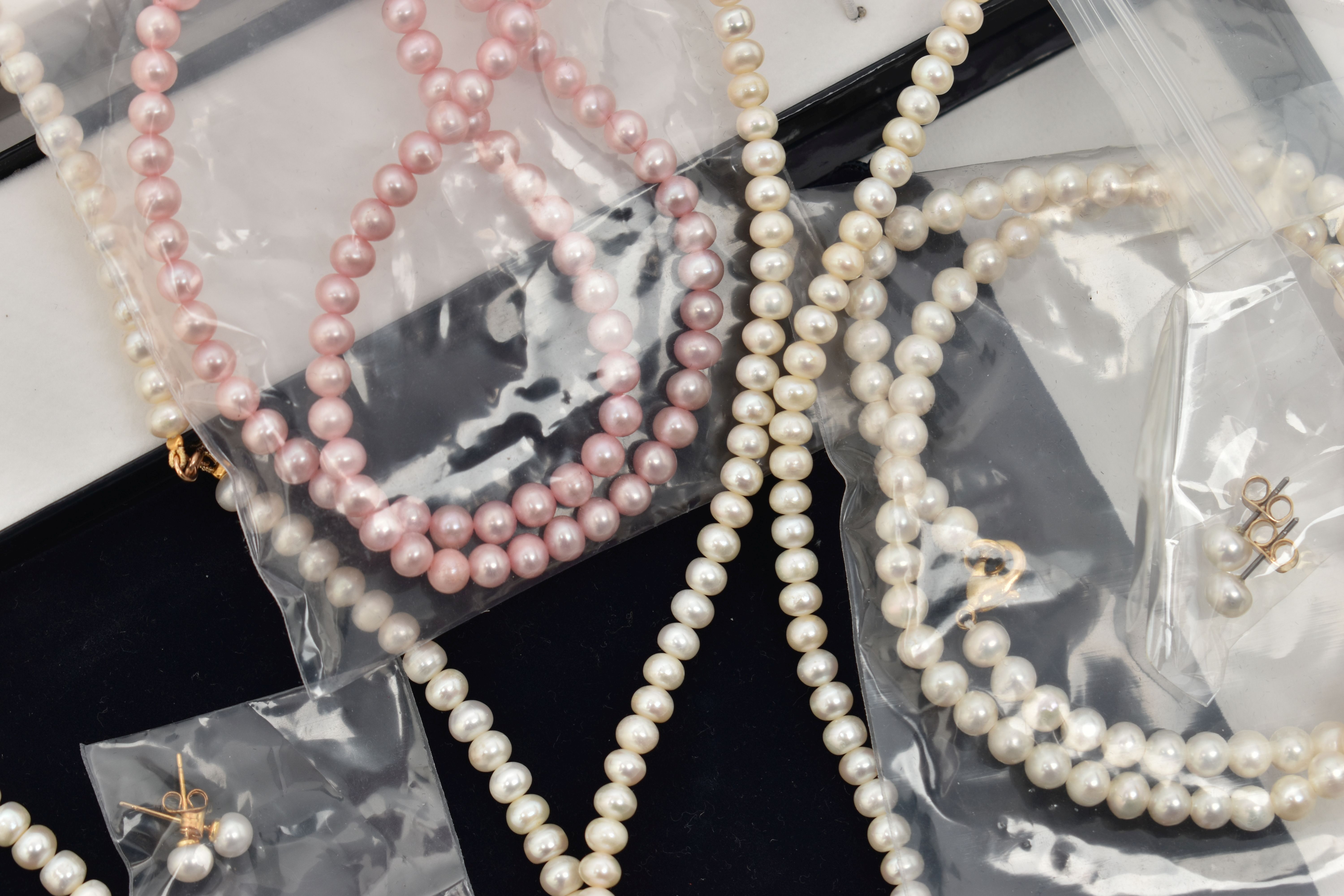 A BAG OF ASSORTED JEWELLERY, to include two single strands of cultured fresh water pearl - Image 4 of 4