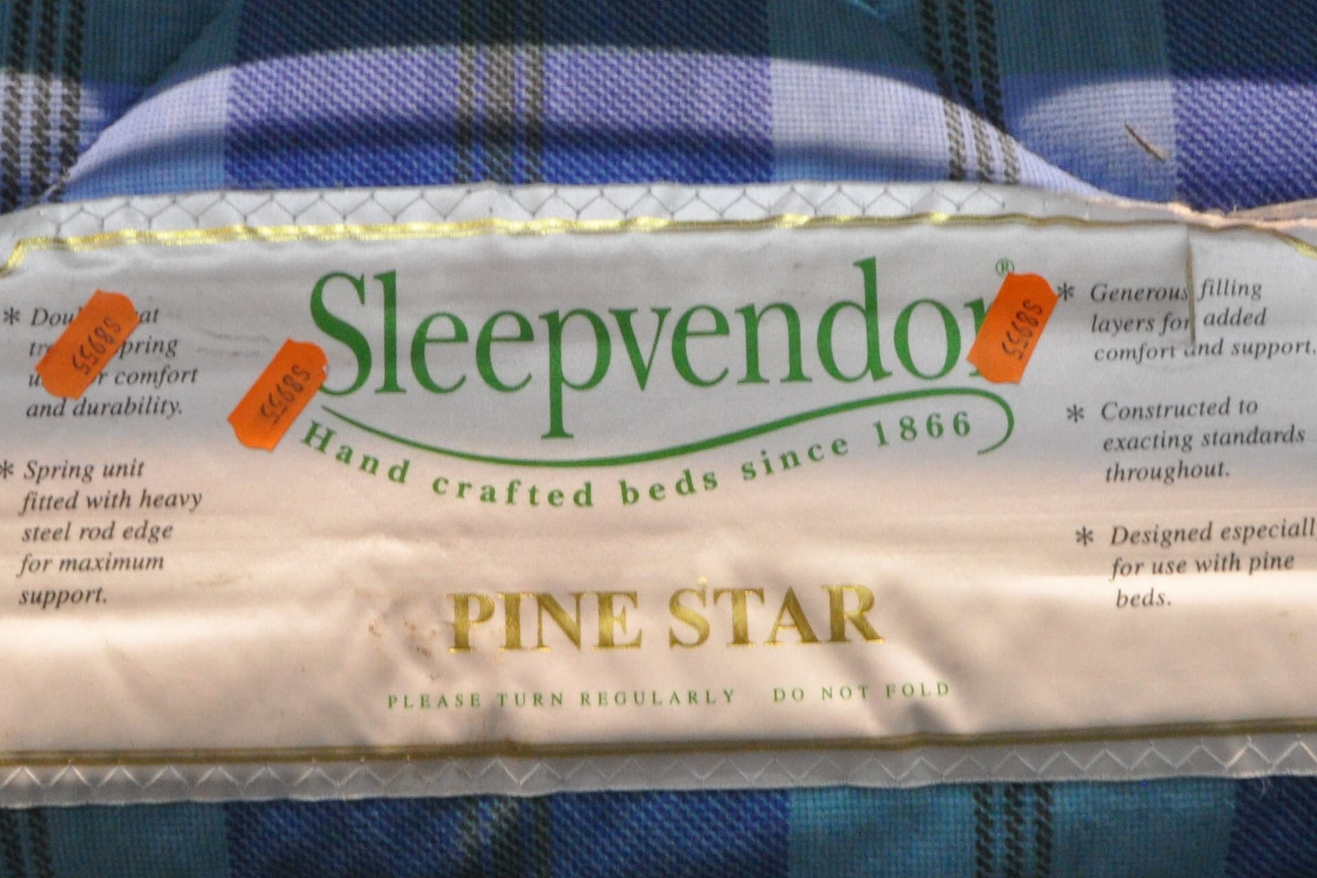 A SLEEPVENDOR PINE STAR 4FT6 MATTRESS, along with a metal bedstead, with side rails, slats, - Bild 2 aus 5