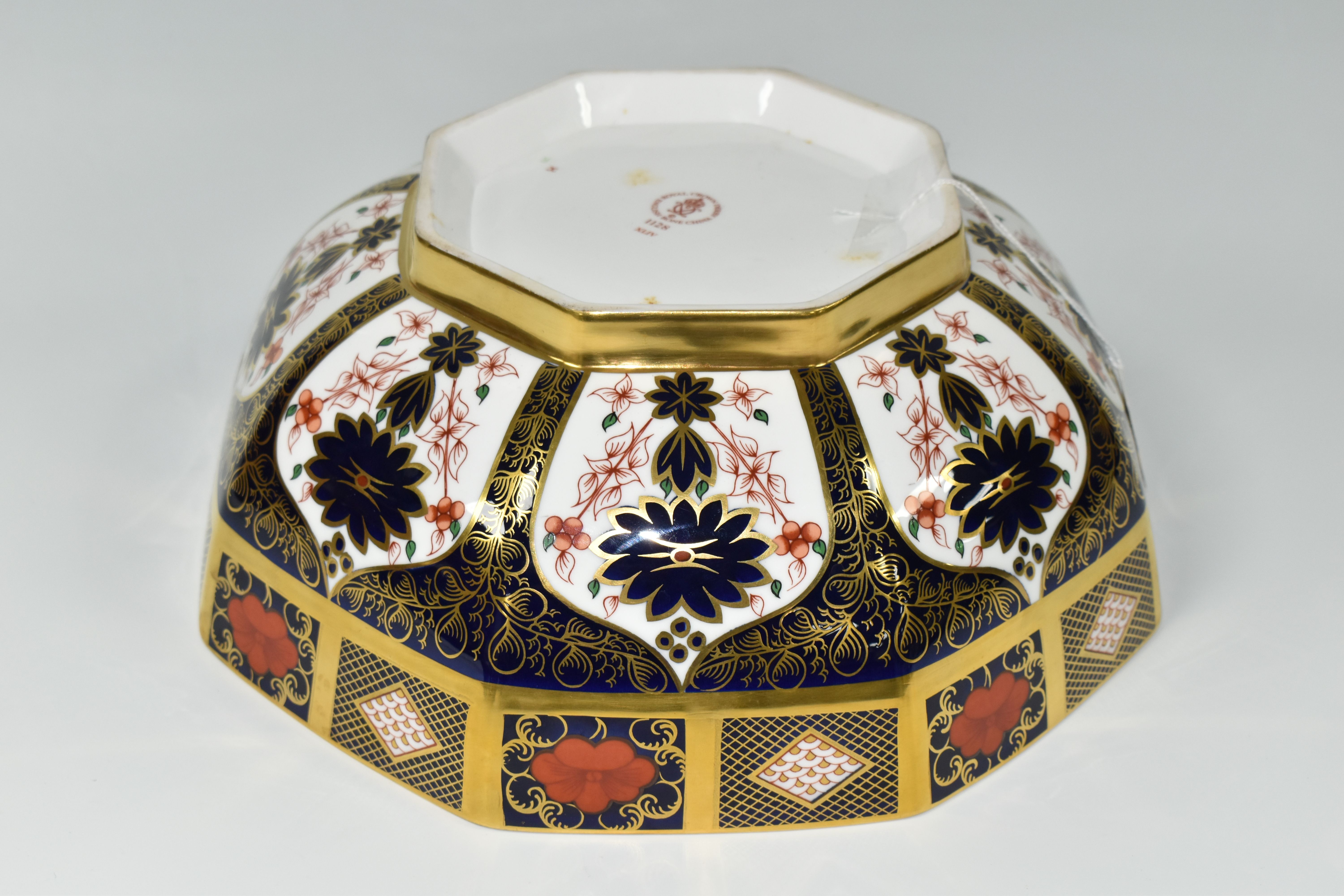 A BOXED ROYAL CROWN DERBY 'IMARI' 1128 PATTERN SOLID GOLD BAND OCTAGONAL FRUIT BOWL, diameter - Image 7 of 8