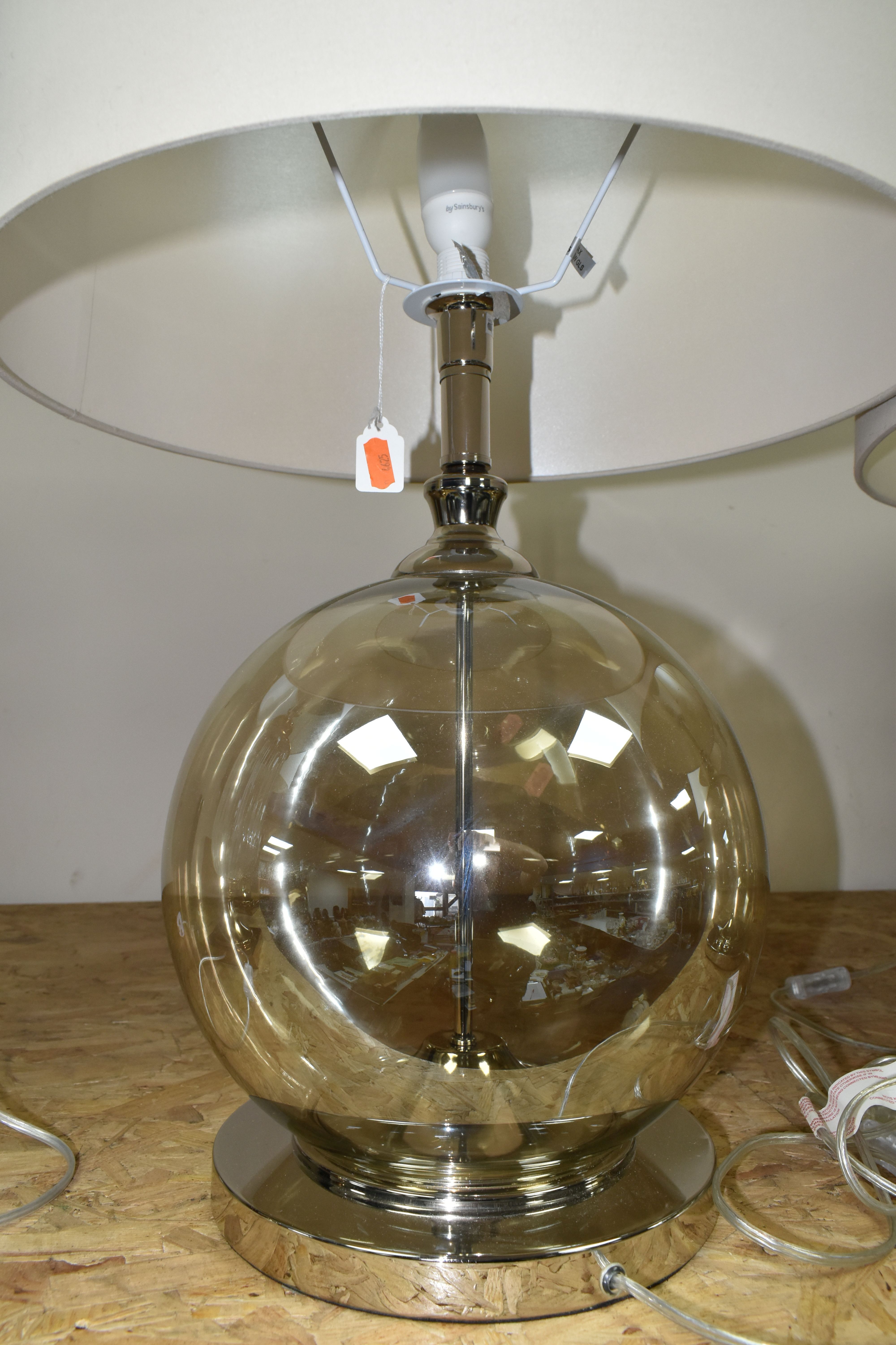 TWO MODERN TABLE LAMPS, with glass bodies and wheat coloured shades, height to top of fitting - Bild 2 aus 4