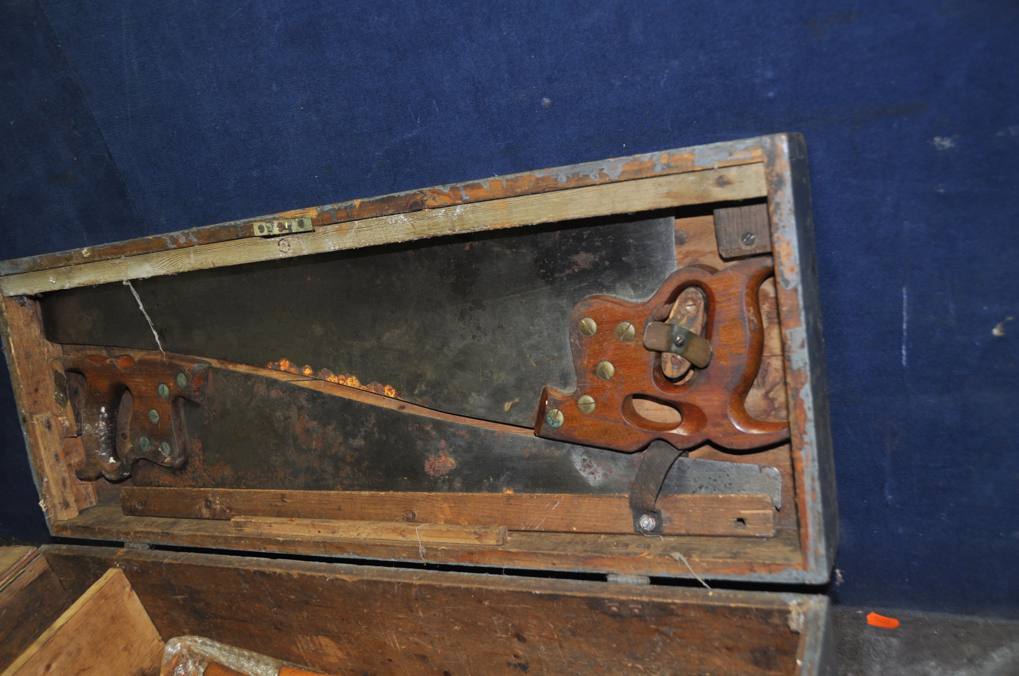 A VINTAGE CARPENTERS TOOLBOX CONTAINING TOOLS including a Stanley No6 and a No 4 1/2 planes, a - Image 7 of 8