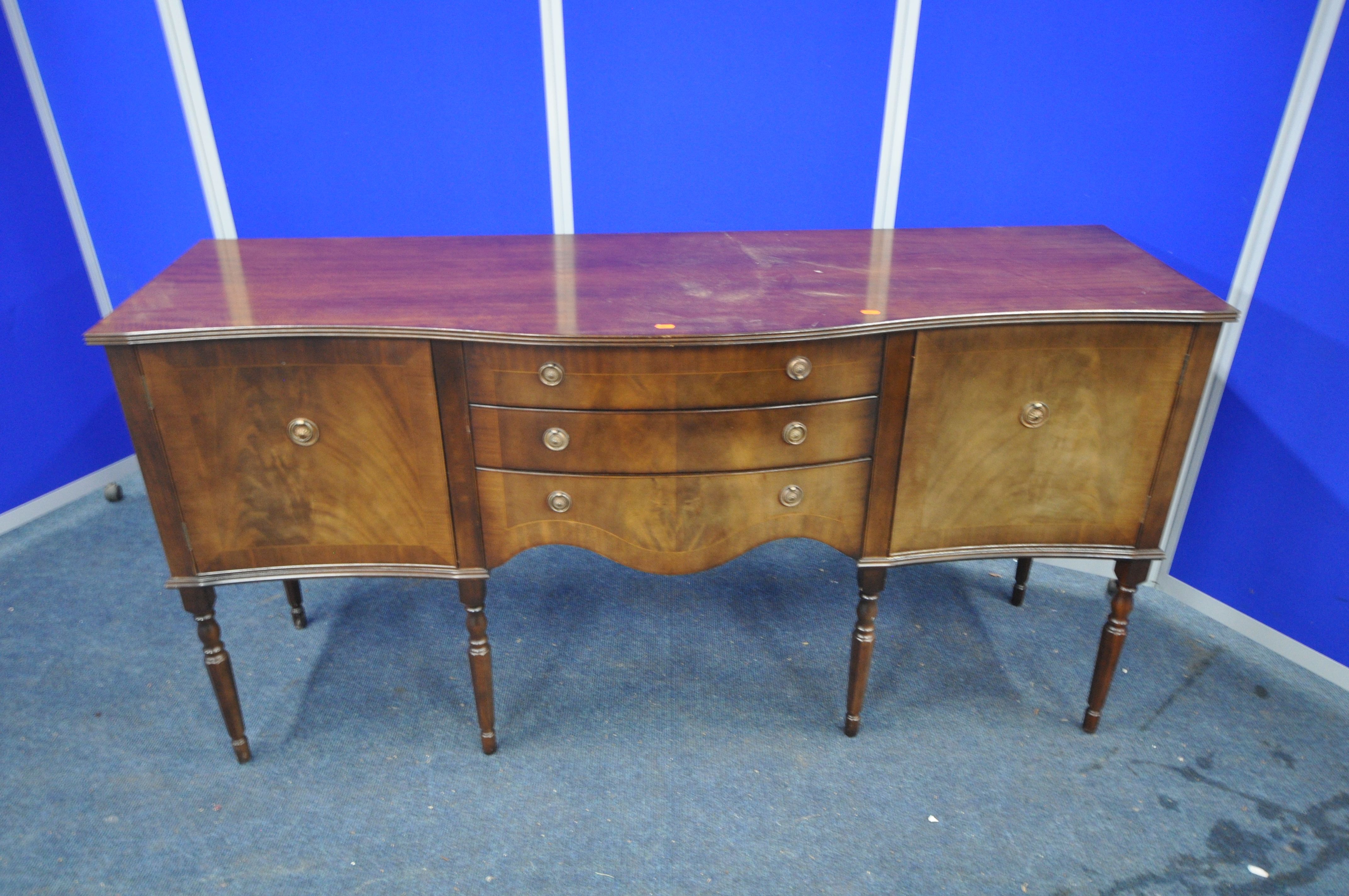 A 20TH CENTURY MAHOGANY OVAL EXTENDING DINING TABLE, with one fold out leaf, length 145cm x depth - Image 5 of 6